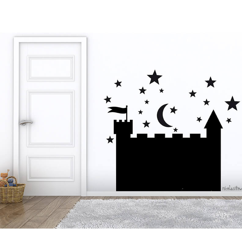 Pizarra adhesiva infantil grande en forma de castillo colocada sobre pared de dormitorio, ideal como elemento educativo y decorativo - Nicolasito.es #medidas_Grande