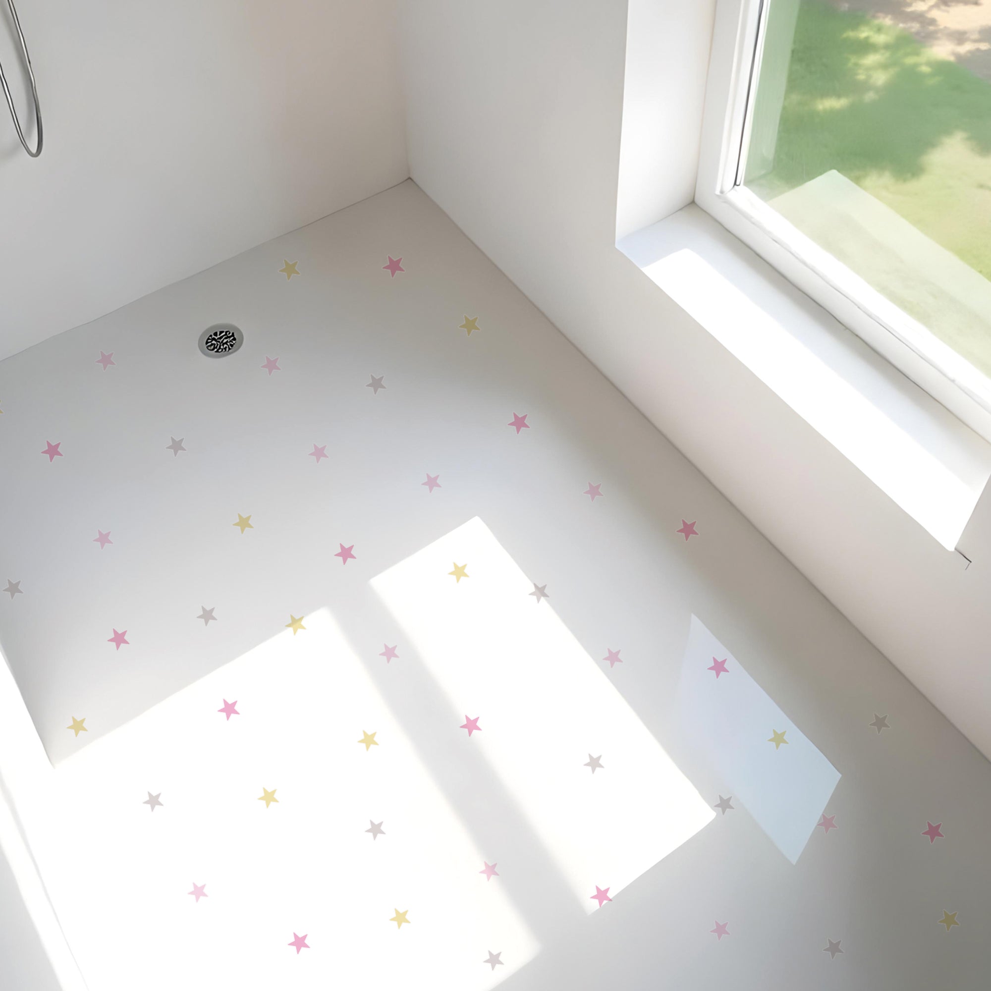 Imagen detallada de plato de ducha blanco con set de 42 pegatnas antideslizantes en forma de estrella de color rosa que ayudan a evitar resbalonesdurante el baño - Nicolasito.es #color_Rosa