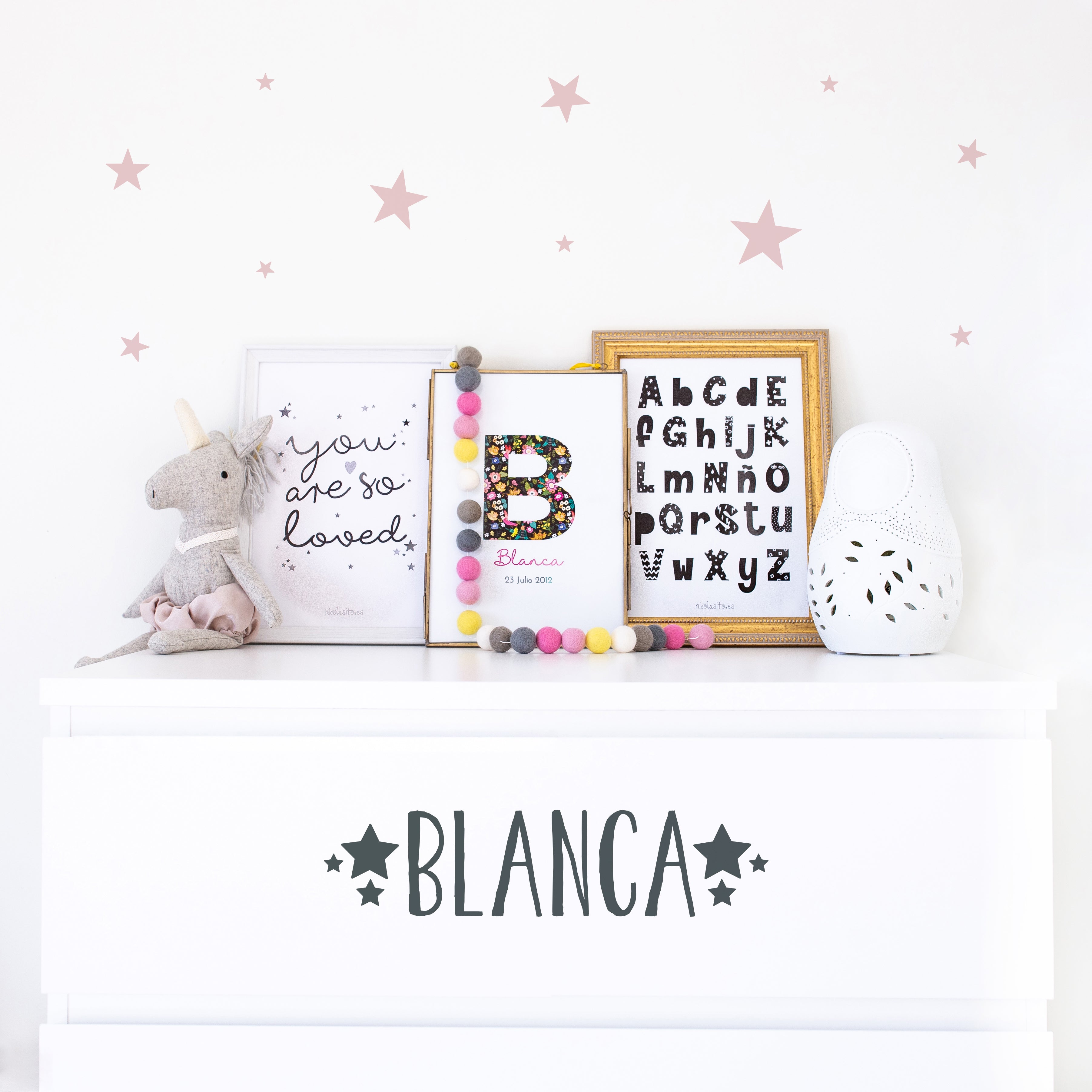 Vinilo decorativo infantil personalizado con nombre y estrellitas colocado sobre la cama, creando un ambiente dulce y acogedor - Nicolasito.es #color_Gris oscuro