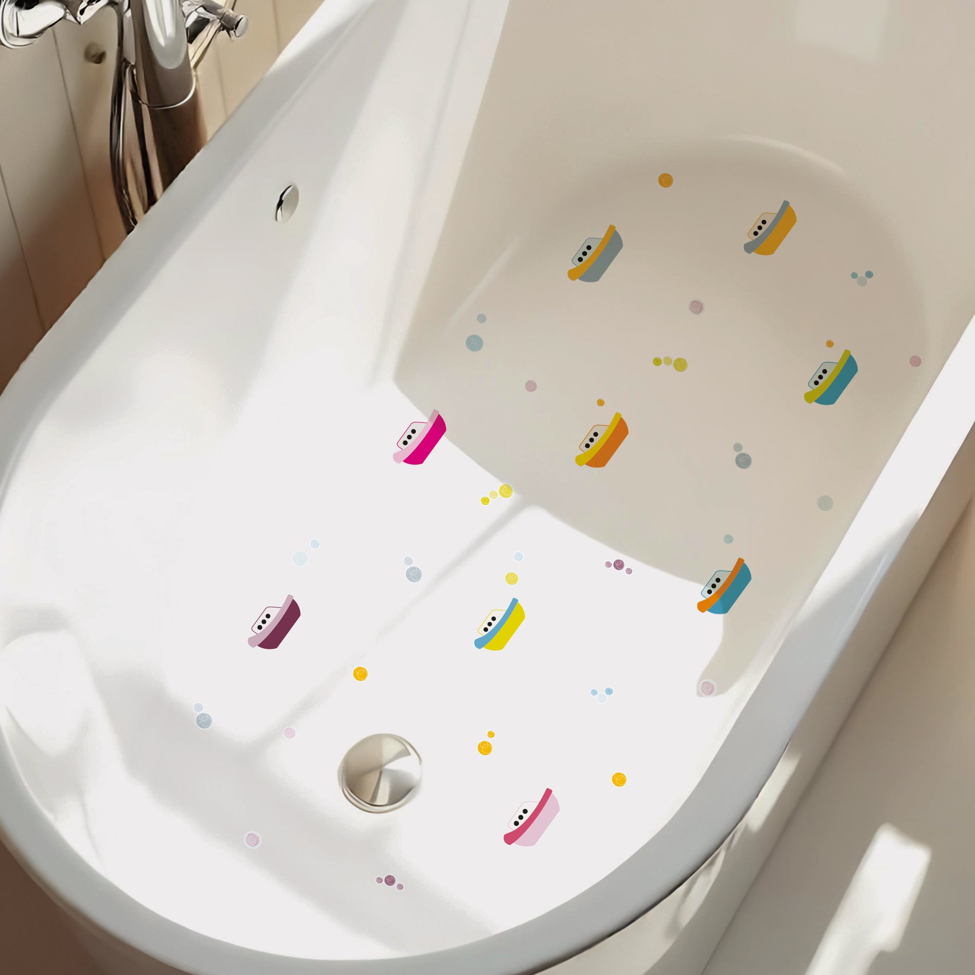 Plano detalle de una bañera minimalista con 9 barcos multicolor de vinilo antideslizante para evitar resbalones creando un ambiente divertido y seguro #color_Multicolor
