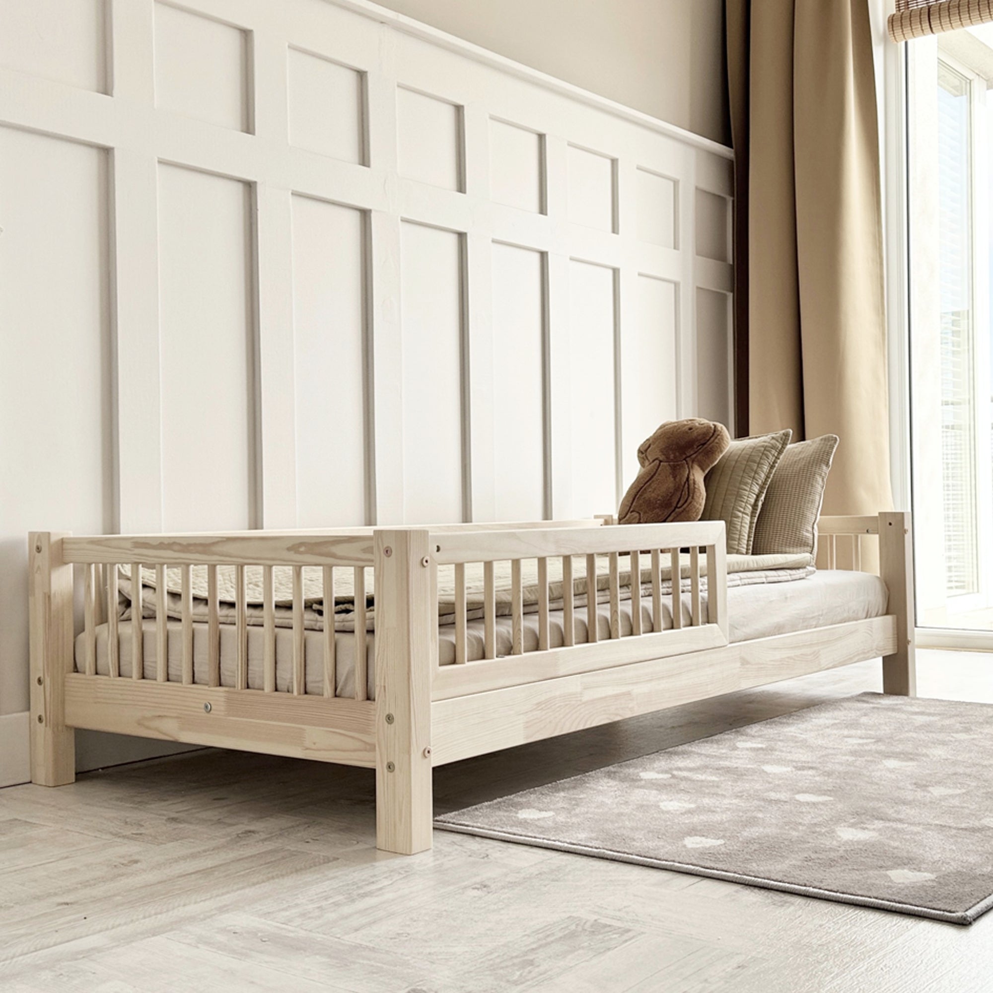 Vista lateral de la cama nórdica con patas de 10 cm, mostrando su altura y estructura robusta - Nicolasito.es #Altura de las piernas_10 centímetros