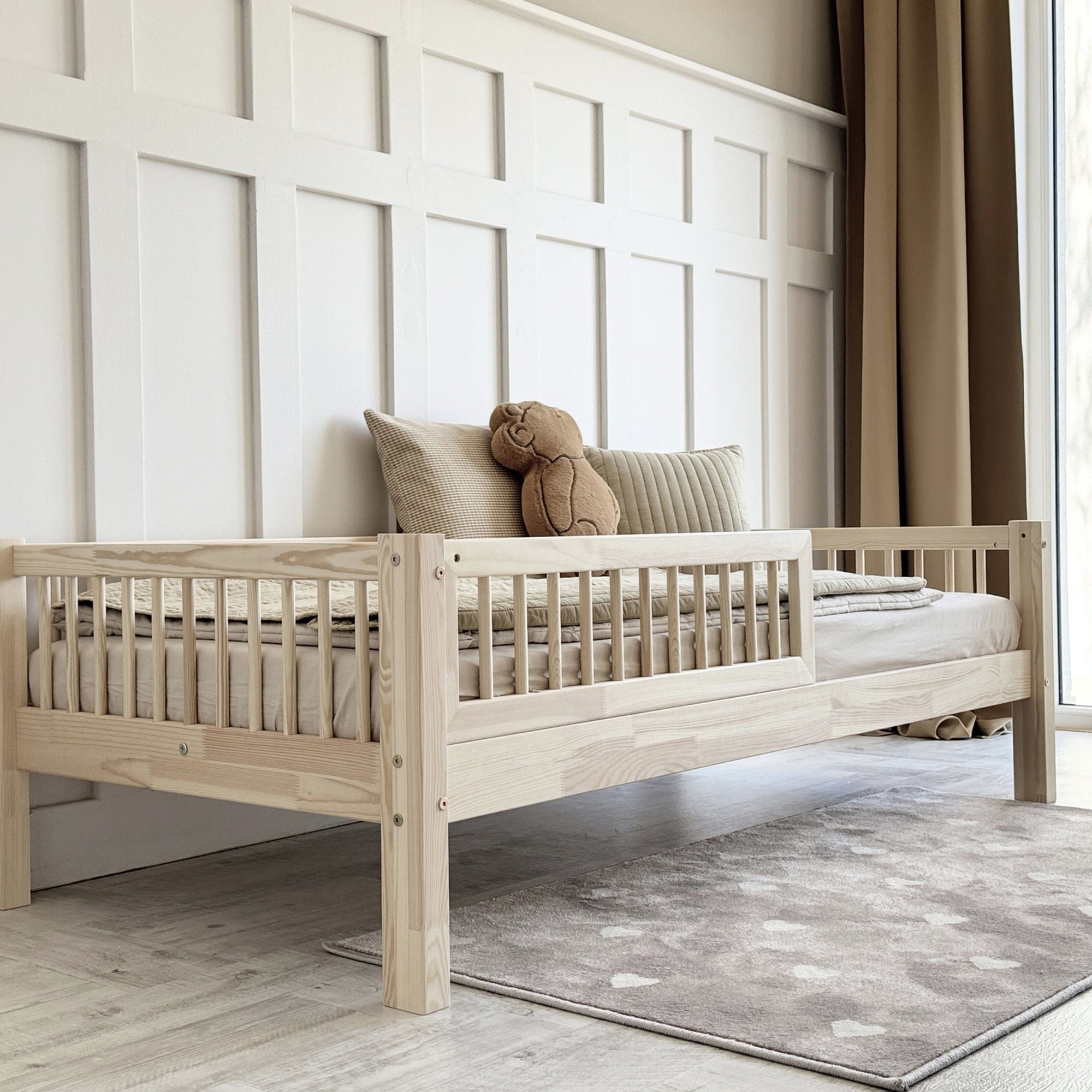 Vista lateral de la cama nórdica con patas altas de 19 cm, mostrando su estructura robusta y ventilación - Nicolasito.es #Altura de las piernas_19 centímetros