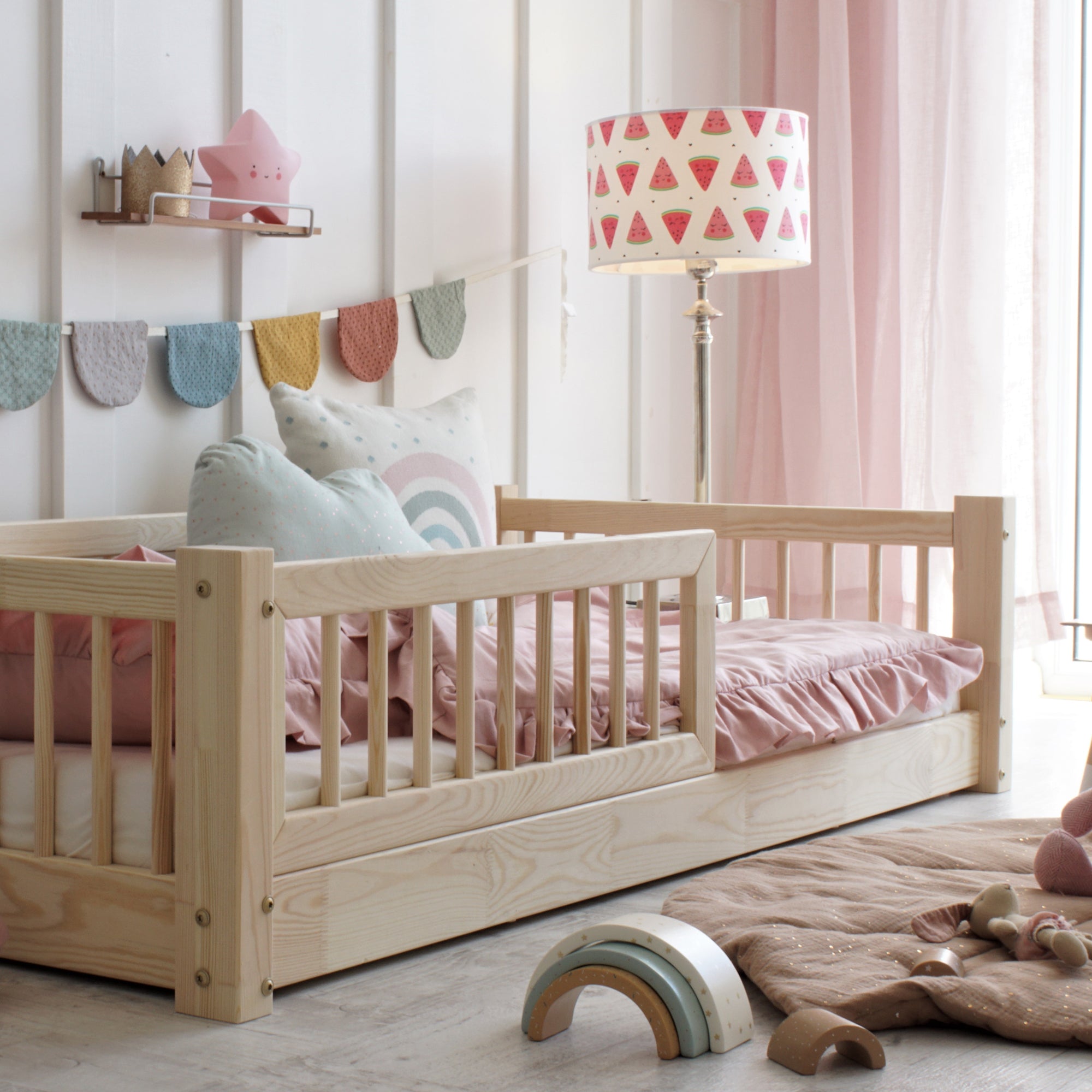 Detalle de las patas de 1 cm en la Cama Nórdica Natural, ideal para niños pequeños - Nicolasito.es #Altura de las piernas_1 centímetro