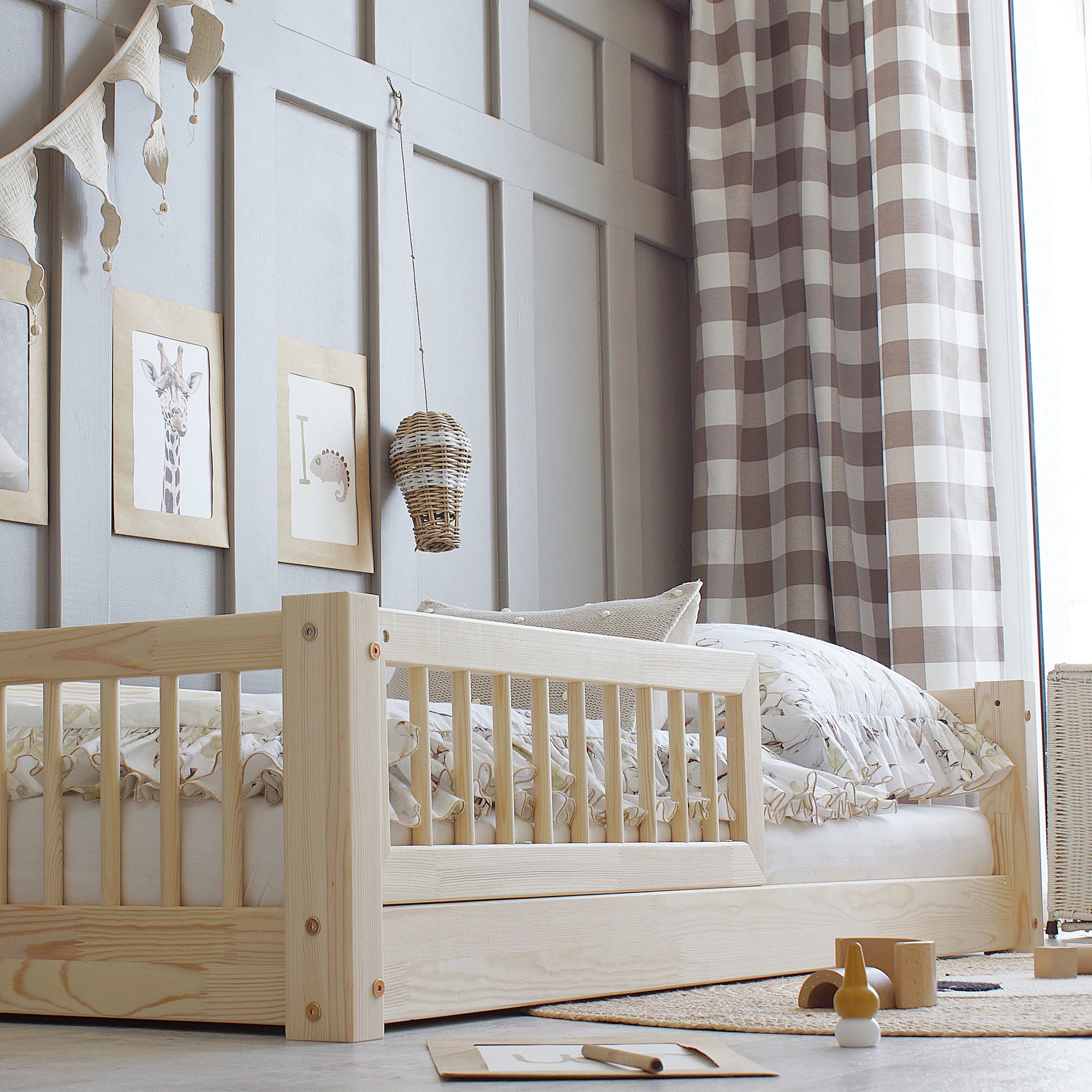 Vista lateral de la cama nórdica con estructura de madera y altura mínima gracias a patas de 1 cm - Nicolasito.es #Altura de las piernas_1 centímetro