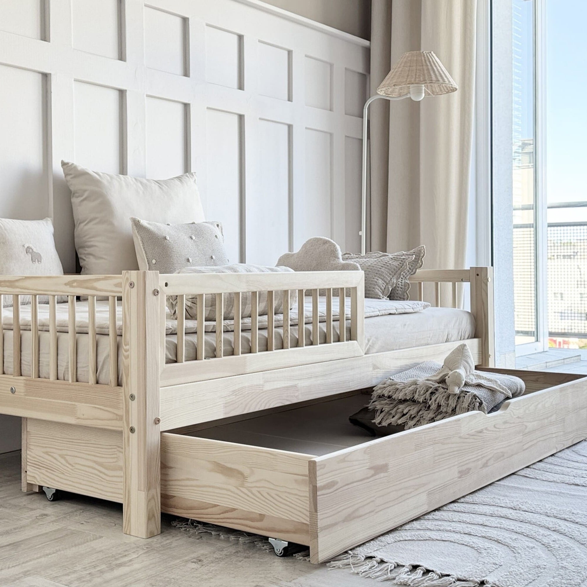 Cama Nórdica Natural Nido con cajón de almacenaje abierto, mostrando su capacidad y diseño en madera de pino - Nicolasito.es