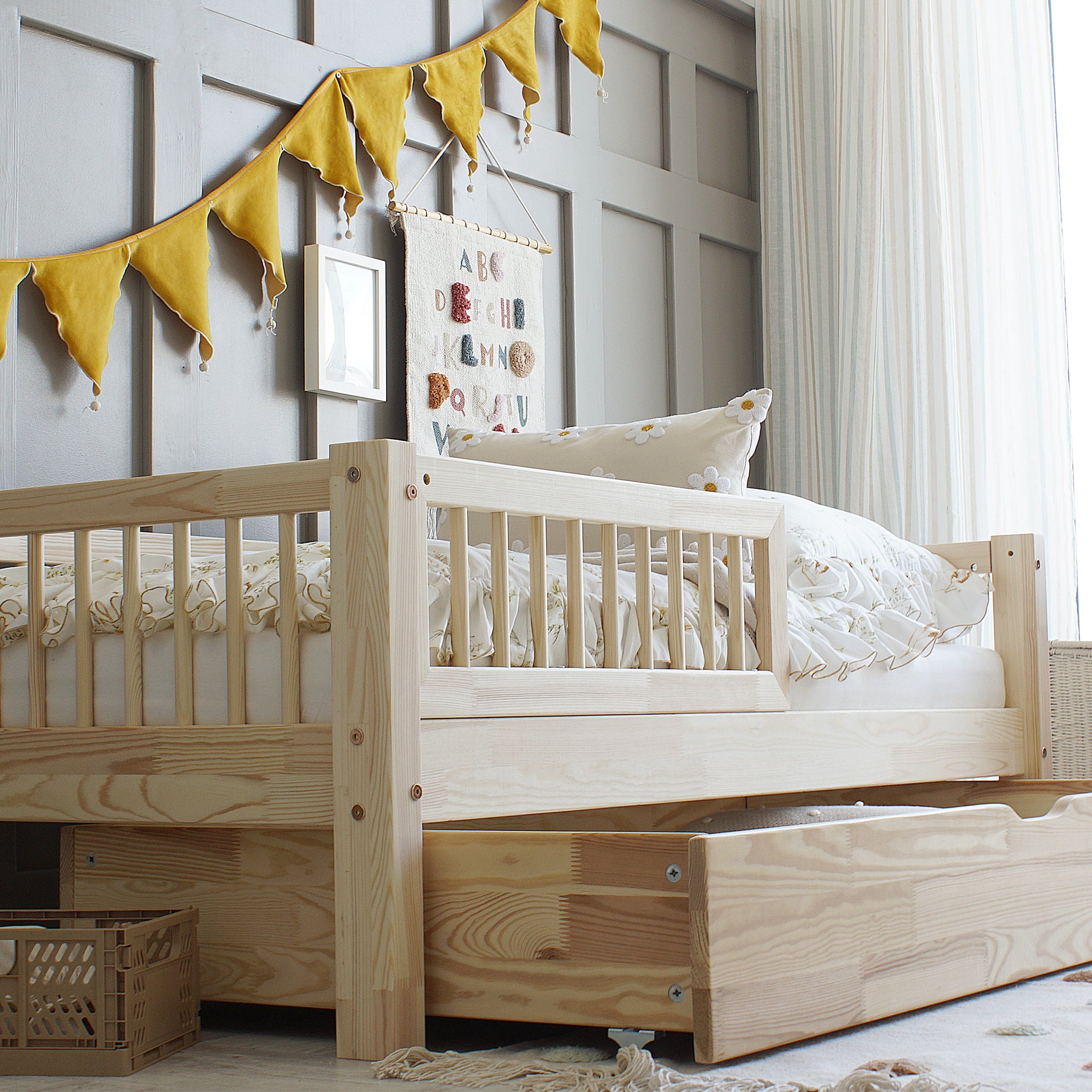 Cama infantil nórdica con cajón de almacenamiento abierto, destacando su diseño limpio y funcional - Nicolasito.es