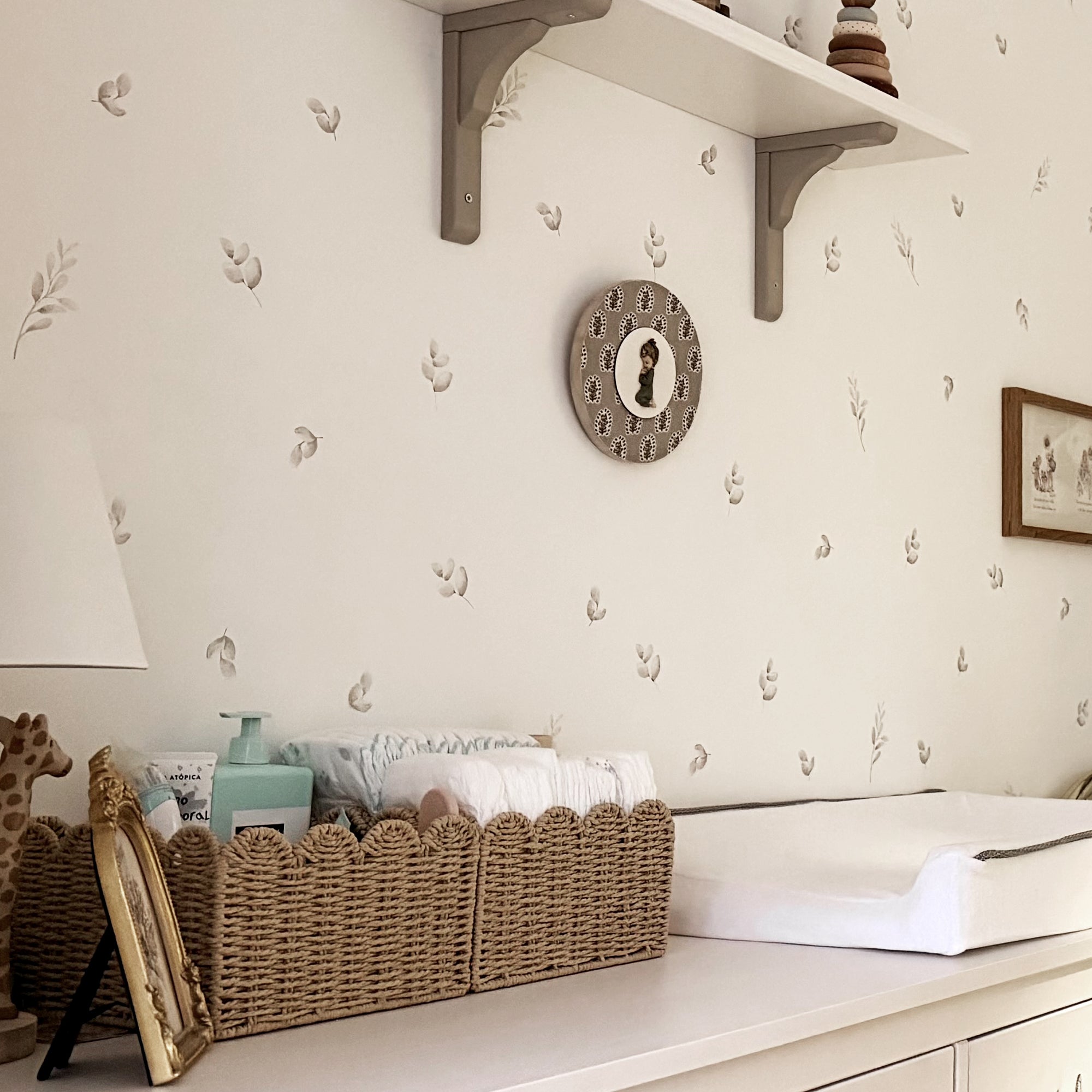 Detalle de parede de habitación de bebé decorada con vinilo decorativo y adhesivo de plantas estilo bohemio con tonos suaves - Nicolasito.es #tamaño_Pequeño