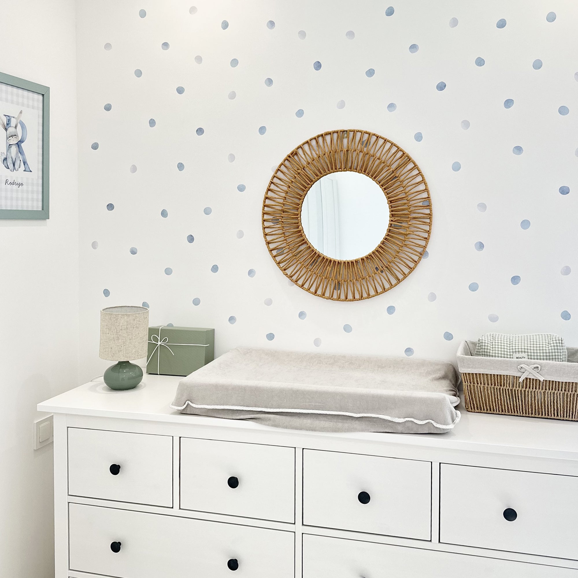 Vinilo decorativo adhesivo de topitos estilo acuarela para pared infantil, aplicado en habitación de bebé con cambiador blanco y decoración natural - Nicolasito.es #color_topitos-azules