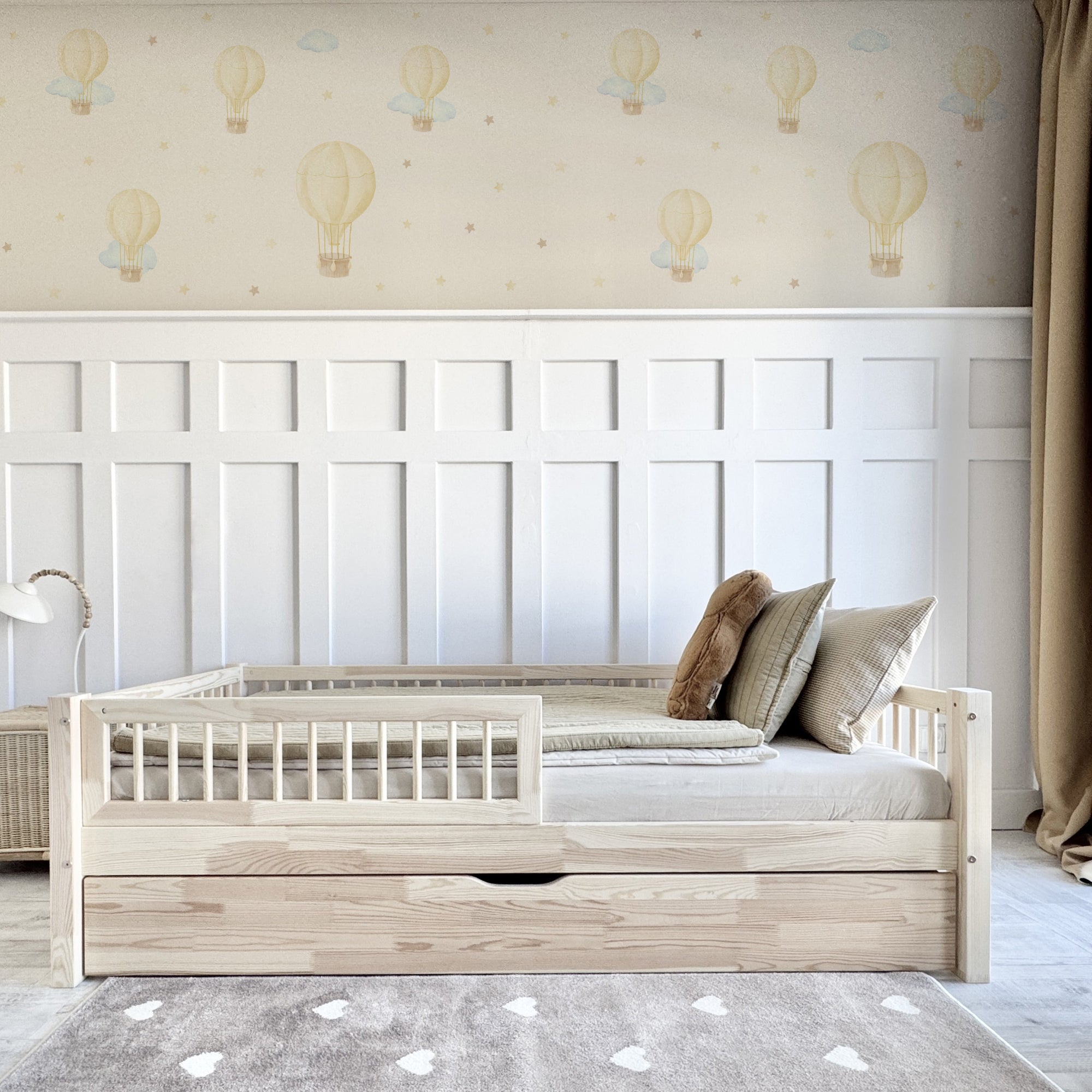 Cama Nórdica Natural Nido con el cajón inferior cerrado, mostrando su diseño limpio y función de almacenaje integrada - Nicolasito.es #cajón_Con función de cama