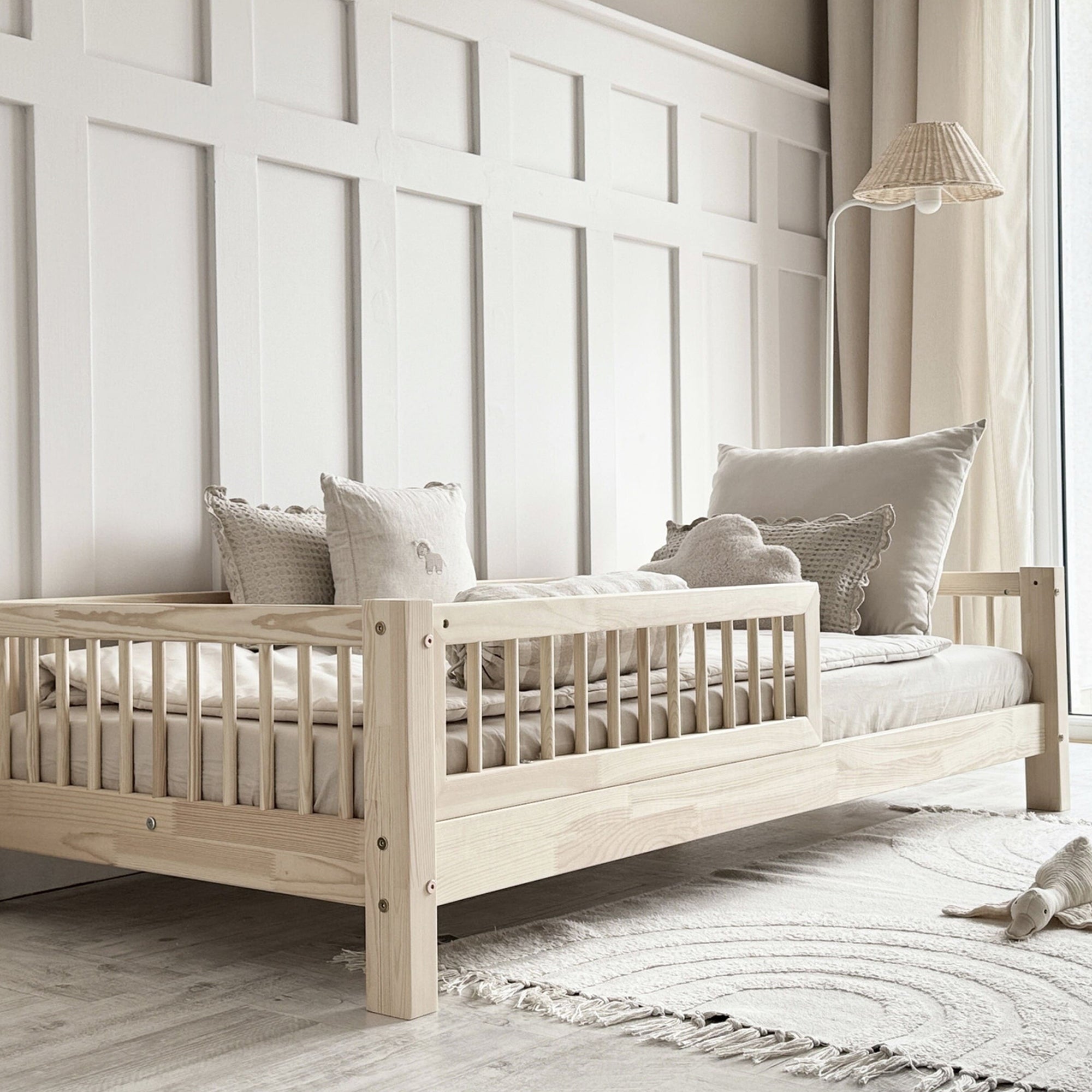 Estructura de la Cama Nórdica Natural levantada 10 cm del suelo, destacando su diseño limpio y moderno - Nicolasito.es #Altura de las piernas_10 centímetros