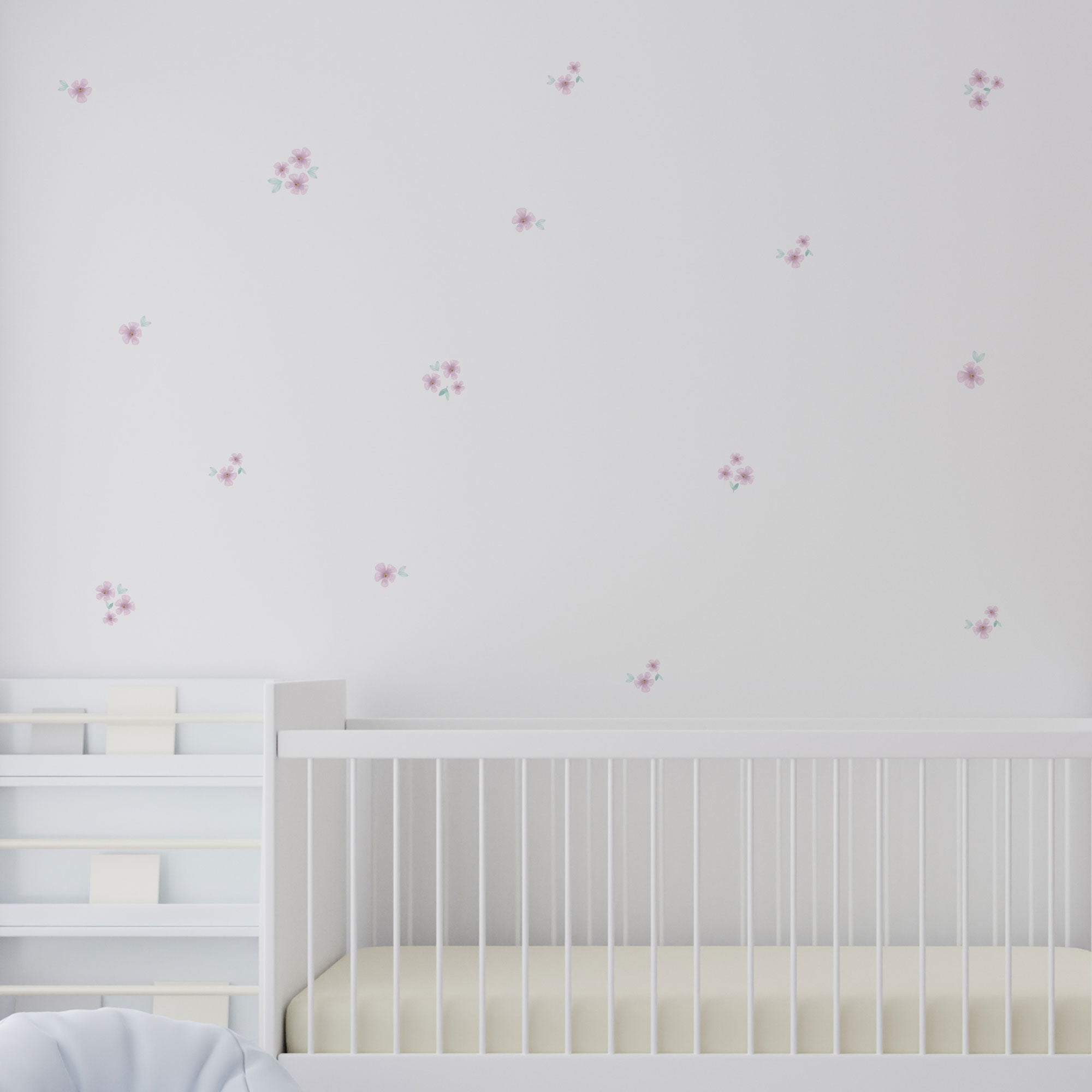 Vinilo decorativo de pared en forma de flores silvestres en color lila sobre pared blanca de dormitorio de bebé con muebles en blanco - Nicolasito.es #color_flores-silvestres-lila