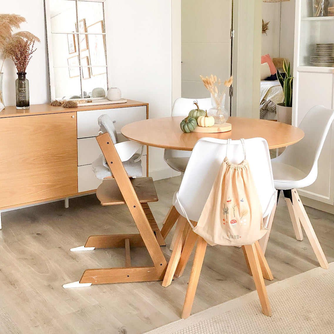 Mochila Otoño modelo Hojitas sobre silla con decoración natural, diseño otoñal de hojas en tonos cálidos, perfecta para niños y niñas - Nicolasito.es #color_Hojitas