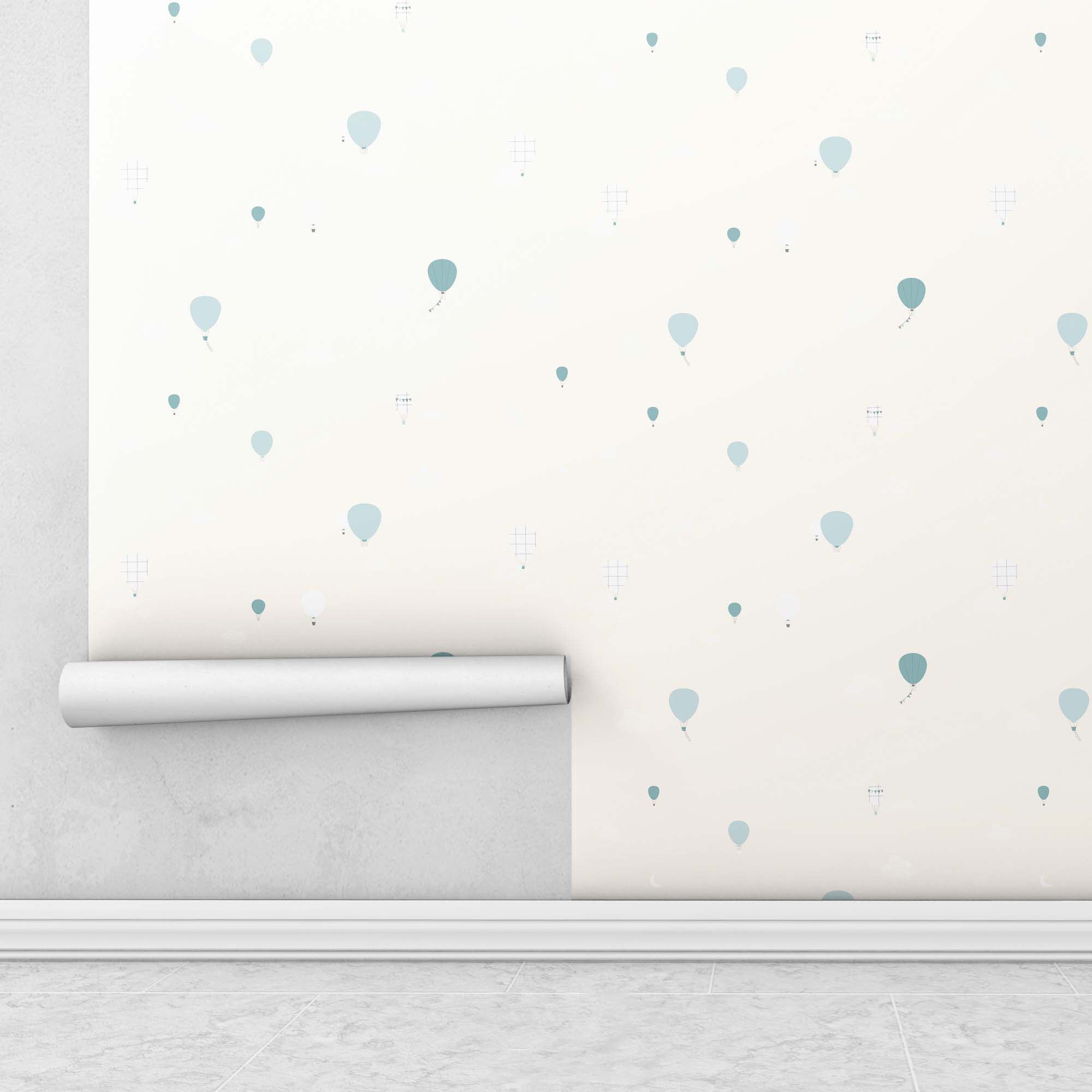 Detalle del rollo de papel pintado infantil mini globos en color beige colocado en pared de dormitorio infantil - Nicolasito.es #color_Globos-beige