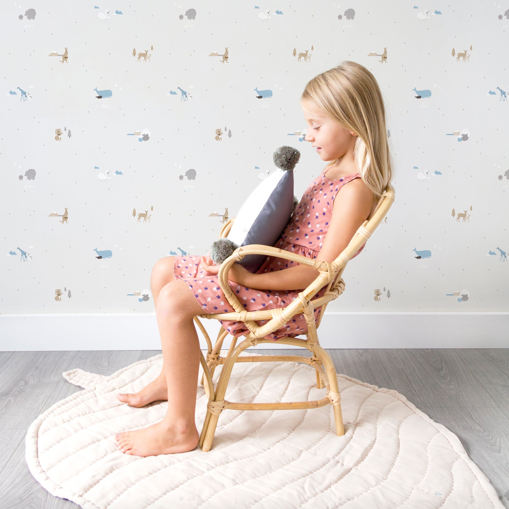 Pared de habitación infantil decorada con papel pintado familia de animales gris estilo nórdico - Nicolasito.es