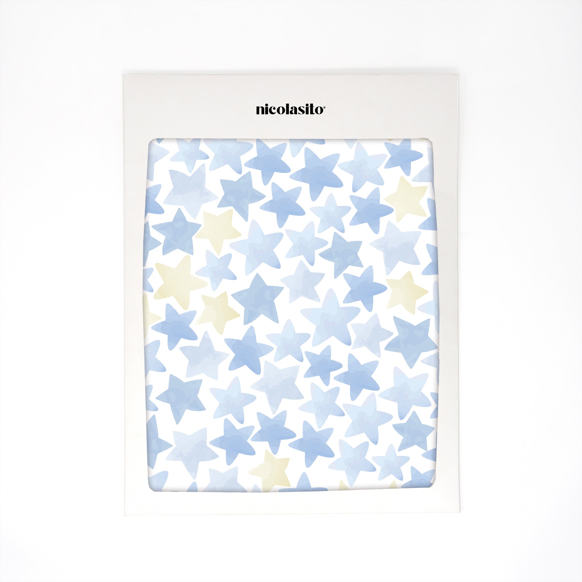 Imagen que muestra el packaging del vinilo decorativo en forma de estrellas acuarela en color azul protegido y listo para envío - Nicolasito.es #color_estrellas acuarela azul
