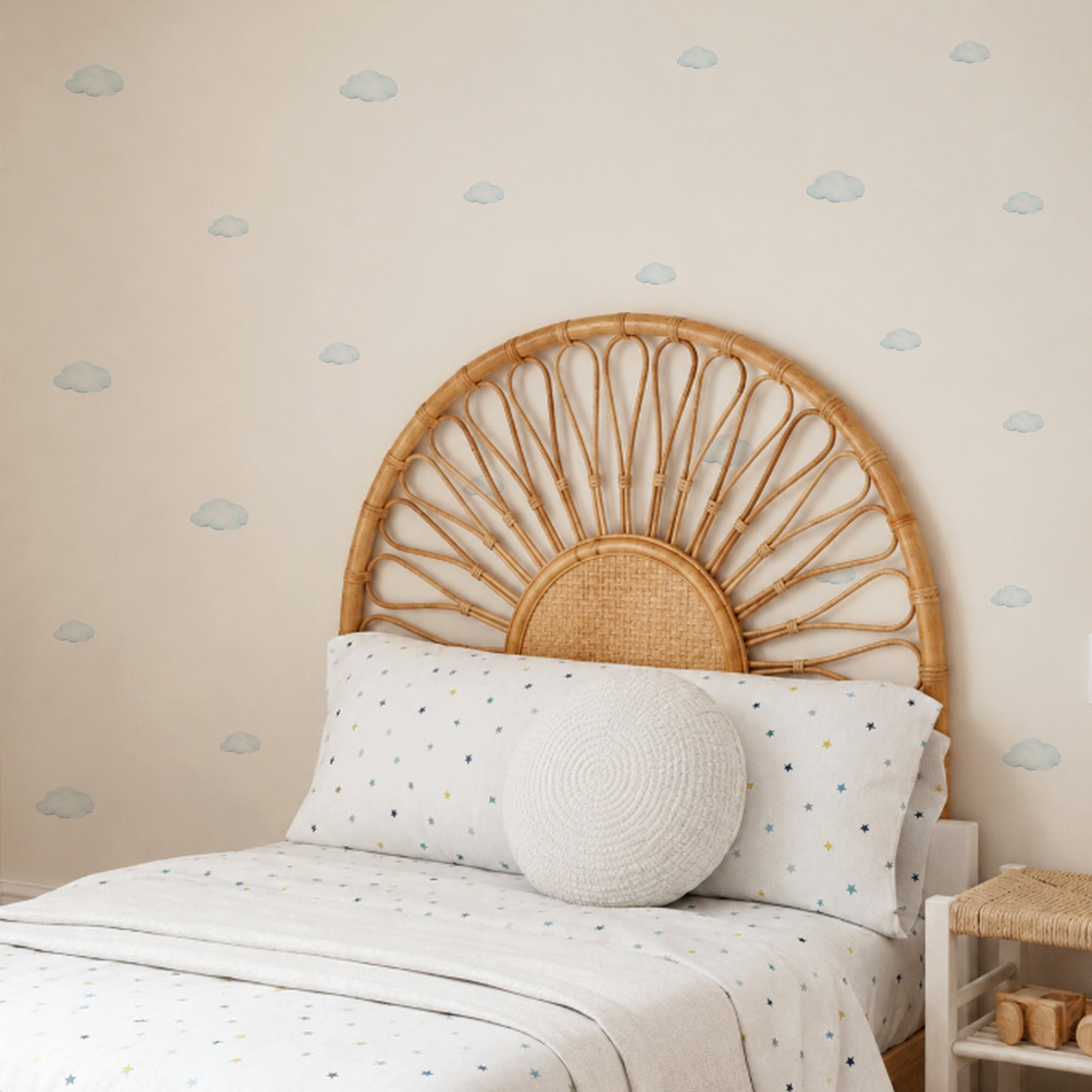 Vinilo decorativo de nubes acuarela azules en pared de dormitorio infantil con cama de ratán - Nicolasito.es