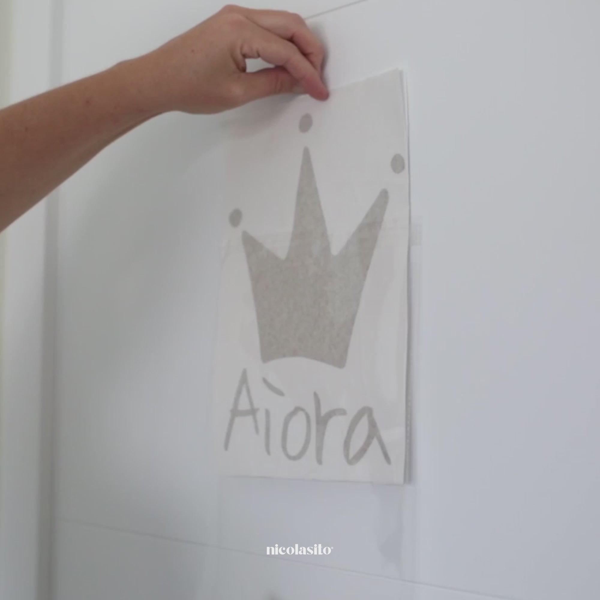 Vídeo tutorial de cómo colocar un vinilo personalizado con nombre y diseño de corona paso a paso - Nicolasito.es