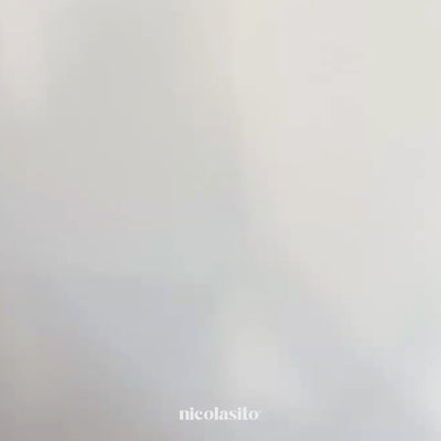 Video demostrativo del vinilo decorativo conjunto plantas estilo bohemio, mostrando paso a paso cómo colocar fácilmente el vinilo en la pared para decorar dormitorios o salones con un estilo natural y acogedor - Nicolasito.es