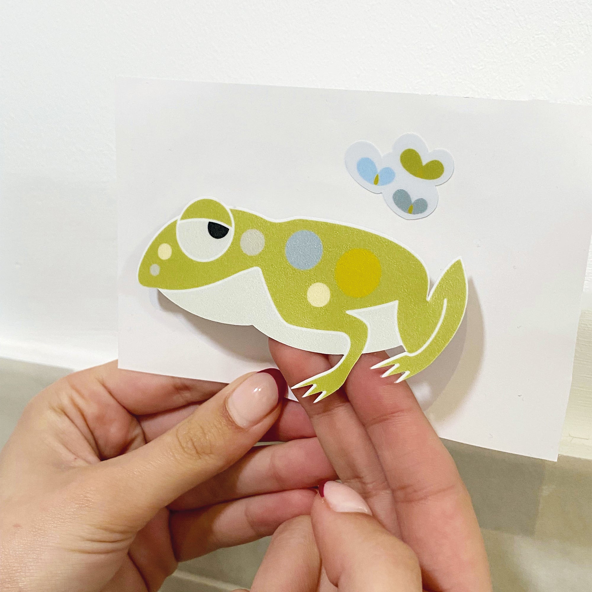 cómo colocar vinilos antideslizantes infantiles en forma de sapos de color verde sobre una bañera con superficie lisa, limpia y seca, para prevenir resbalones - Nicolasito.es