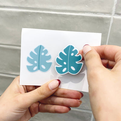 colocación de pegatinas antideslizantes para evitar resbalones en forma de plantas monstera sobre superficie de bañera blanca y lisa - Nicolasito.es