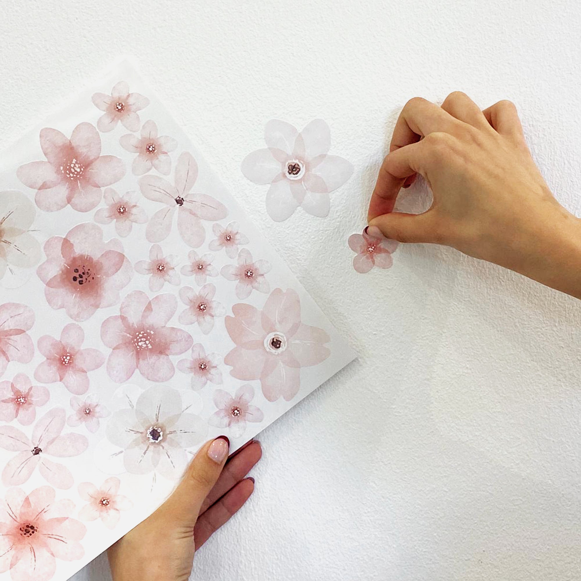 Aplicando vinilo floral removible sin dejar marcas en la pared cuarto infantil de niñas _ Nicolasito.es