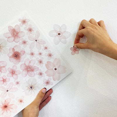 Aplicando vinilo floral removible sin dejar marcas en la pared cuarto infantil de niñas _ Nicolasito.es