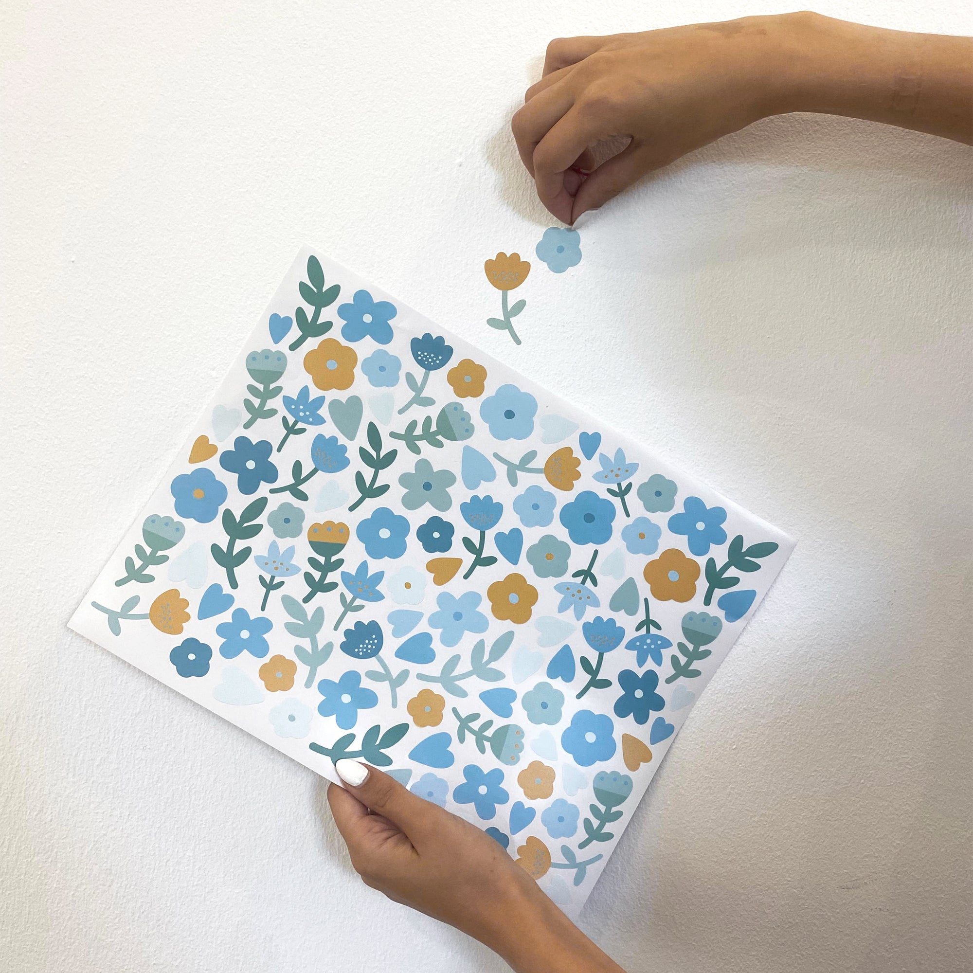 Video demostrando cómo colocar el vinilo decorativo flores mini en la pared de forma rápida y sencilla - Nicolasito.es
