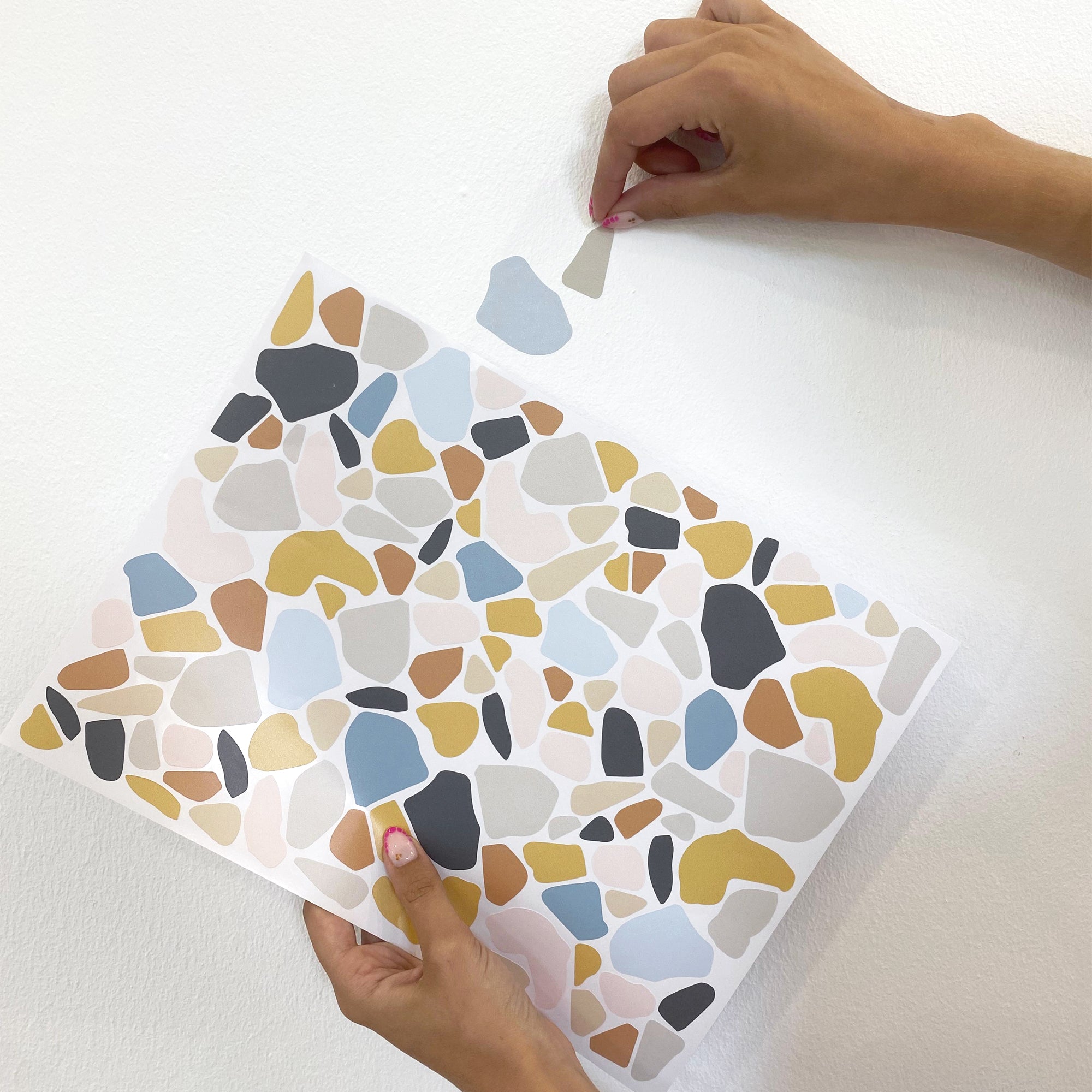 Video explicativo de cómo colocar vinilo decorativo terrazo de colores osbre pared lanca de dormitorio infantil - Nicolasito.es