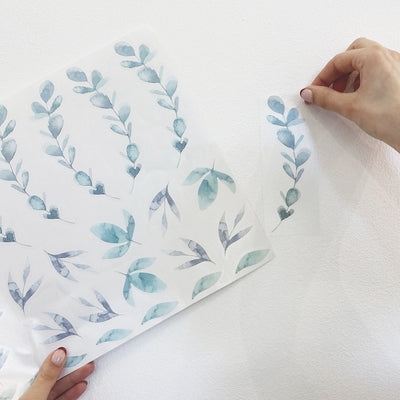 Video de instalación paso a paso del vinilo decorativo plantas eucalipto en color rosa sobre pared de dormitorio infantil - Nicolasito.es 