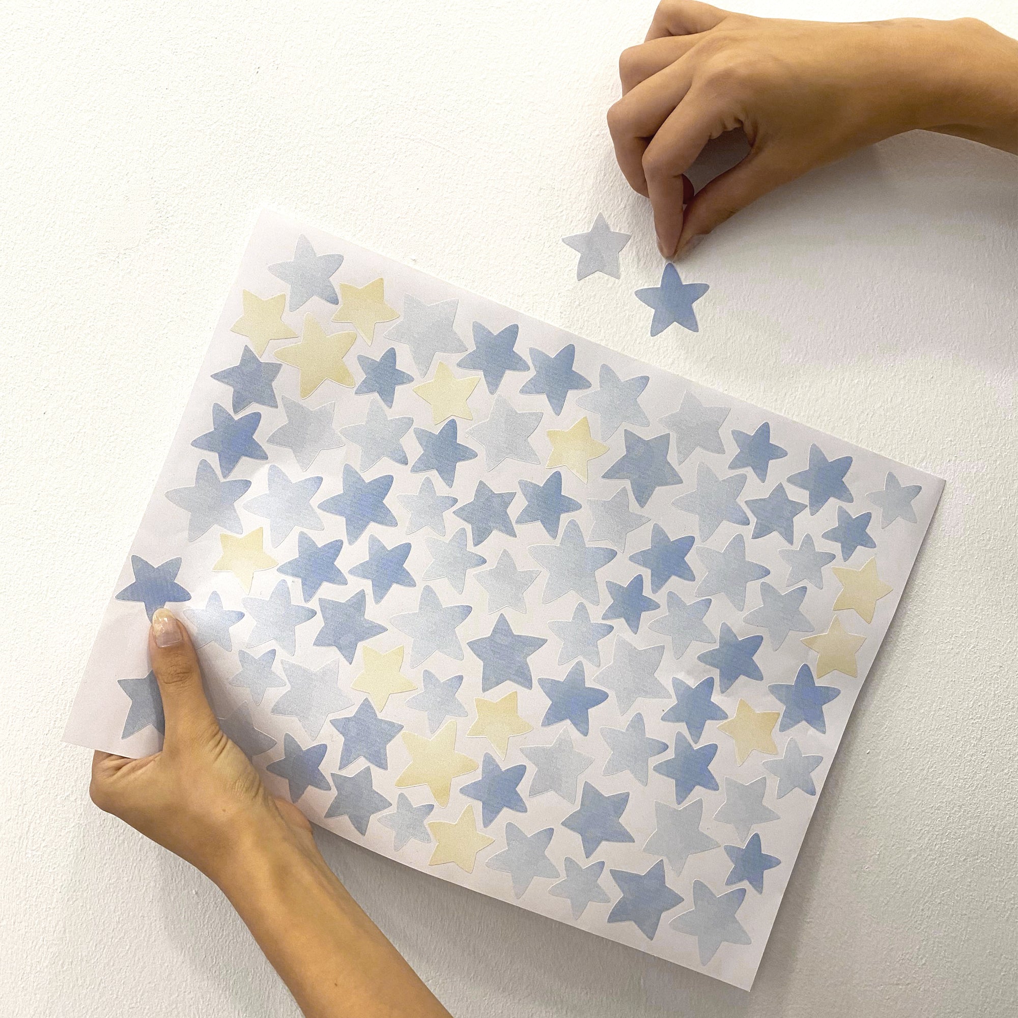 Vídeo demostrativo del vinilo decorativo Estrellas Acuarela, mostrando paso a paso cómo colocar fácilmente las estrellas en la pared para decorar dormitorios infantiles con un estilo dulce y moderno - Nicolasito.es