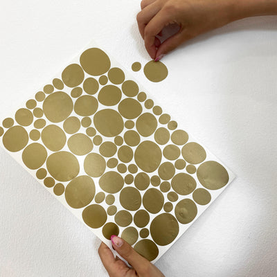 Tutorial visual de cómo colocar vinilo adhesivo lunares irregulares en pared de habitación - Nicolasito.es