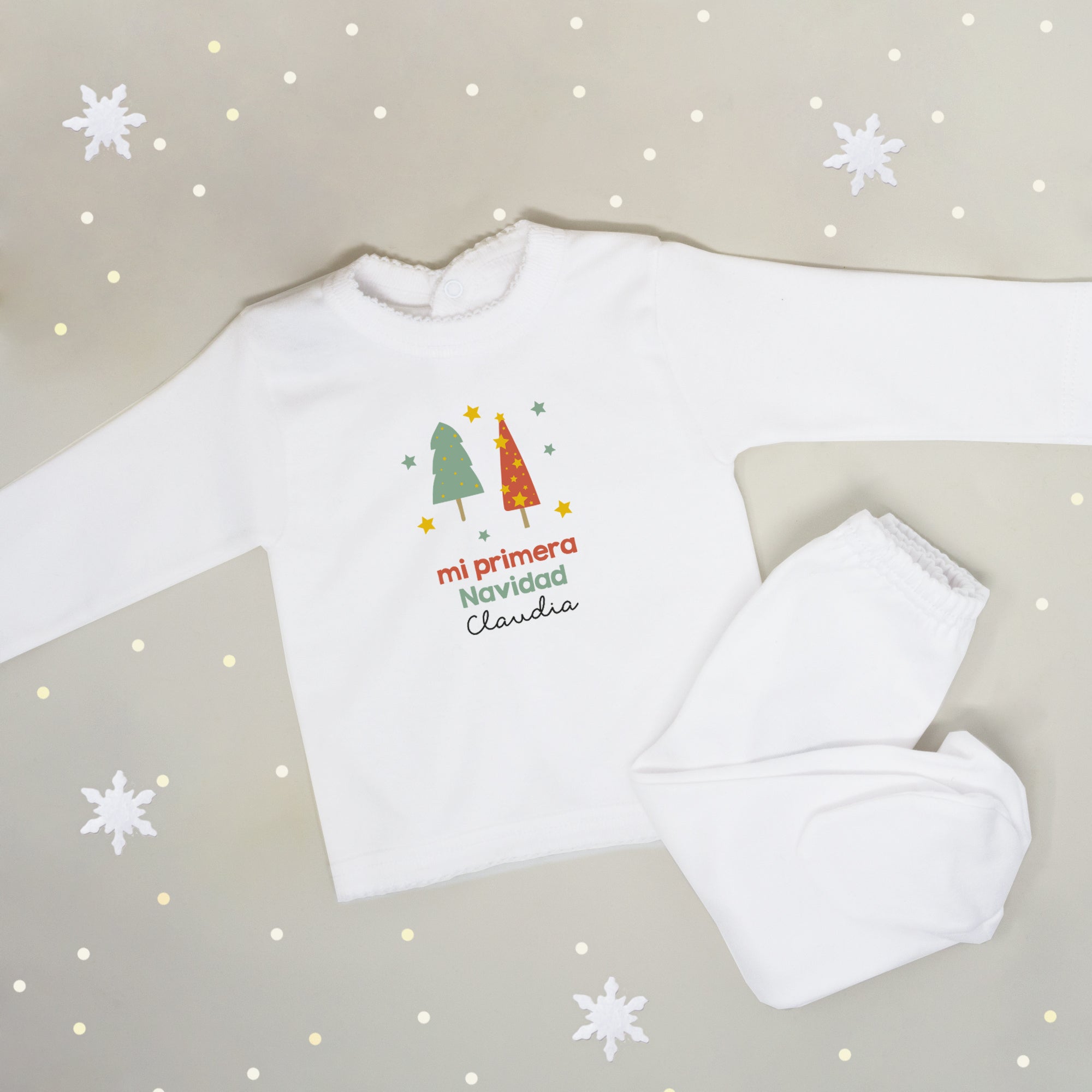 Detalle del conjunto navideño Mi Primera Navidad personalizado, con camisetita y polaina de algodón orgánico diseñadas para recién nacidos - Nicoalsito.es #diseño_Diseño 2