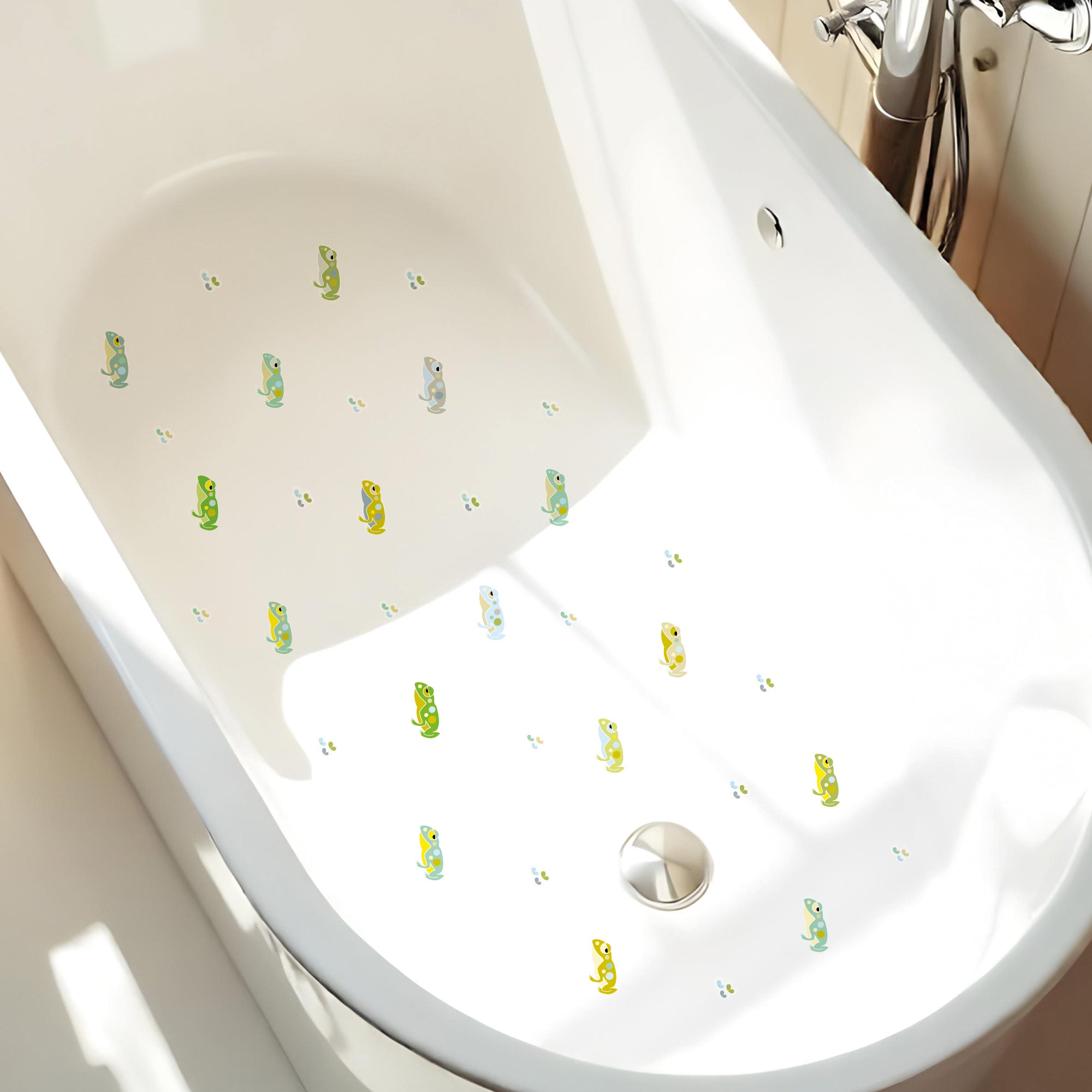 Plano general de bañera con set de pegatinas antideslizantes infantiles en forma de sapitos verdes que ayudan a evitar resbalones durante el baño - Nicolasito.es