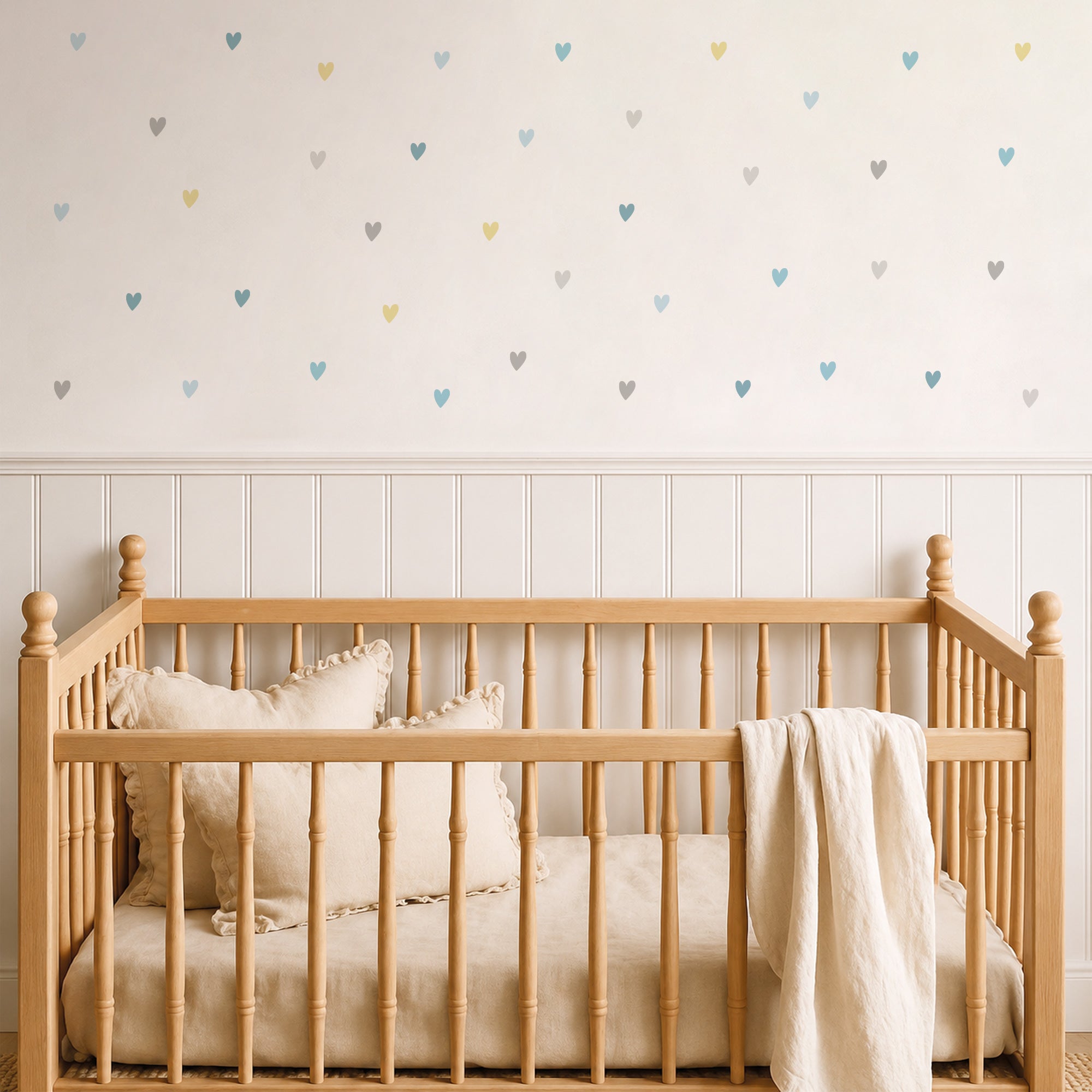 Vinilo decorativo en forma de corazones de color azul pastel instalado en pared de dormitorio de bebe - Nicoalsito.es #color_Pastel azul