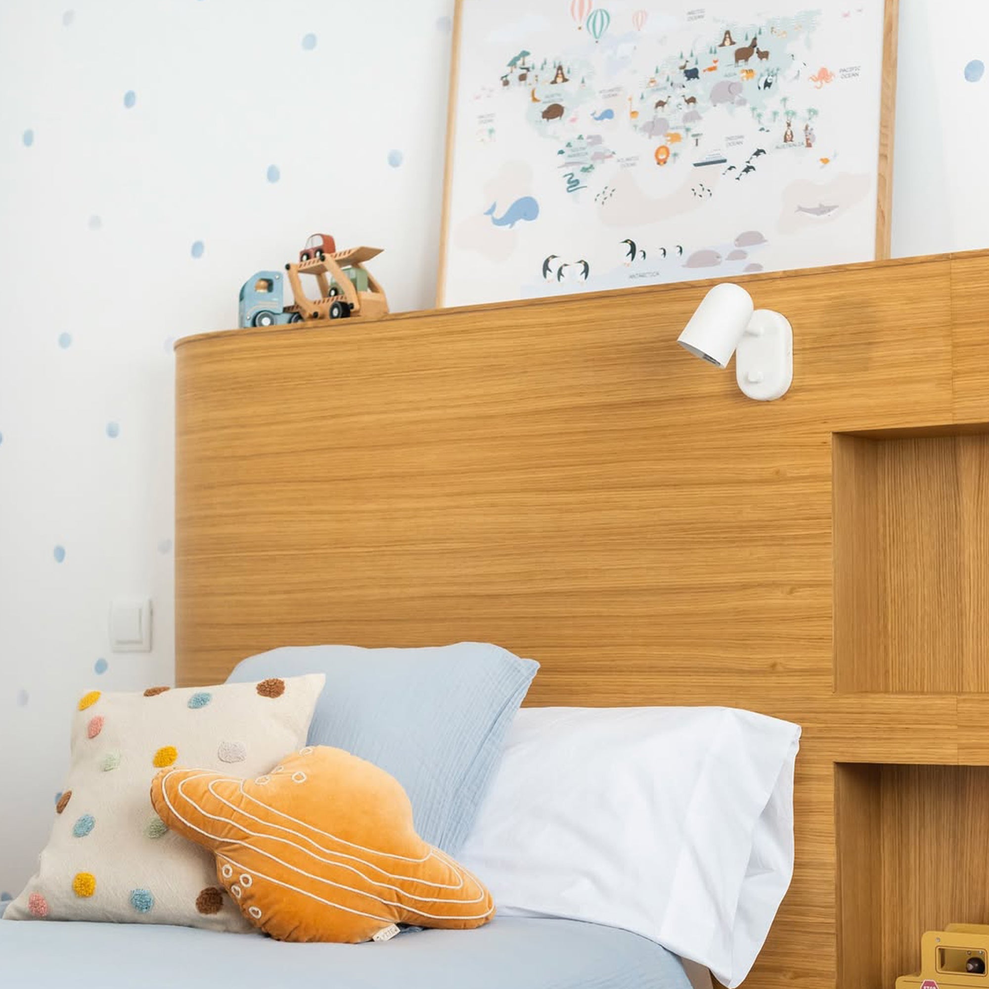 Pared decorada con vinilo de topitos acuarela en color azul, ideal para dormitorios infantiles de estilo nórdico y decoración infantil atemporal - Nicolasito.es  #color_topitos-azules