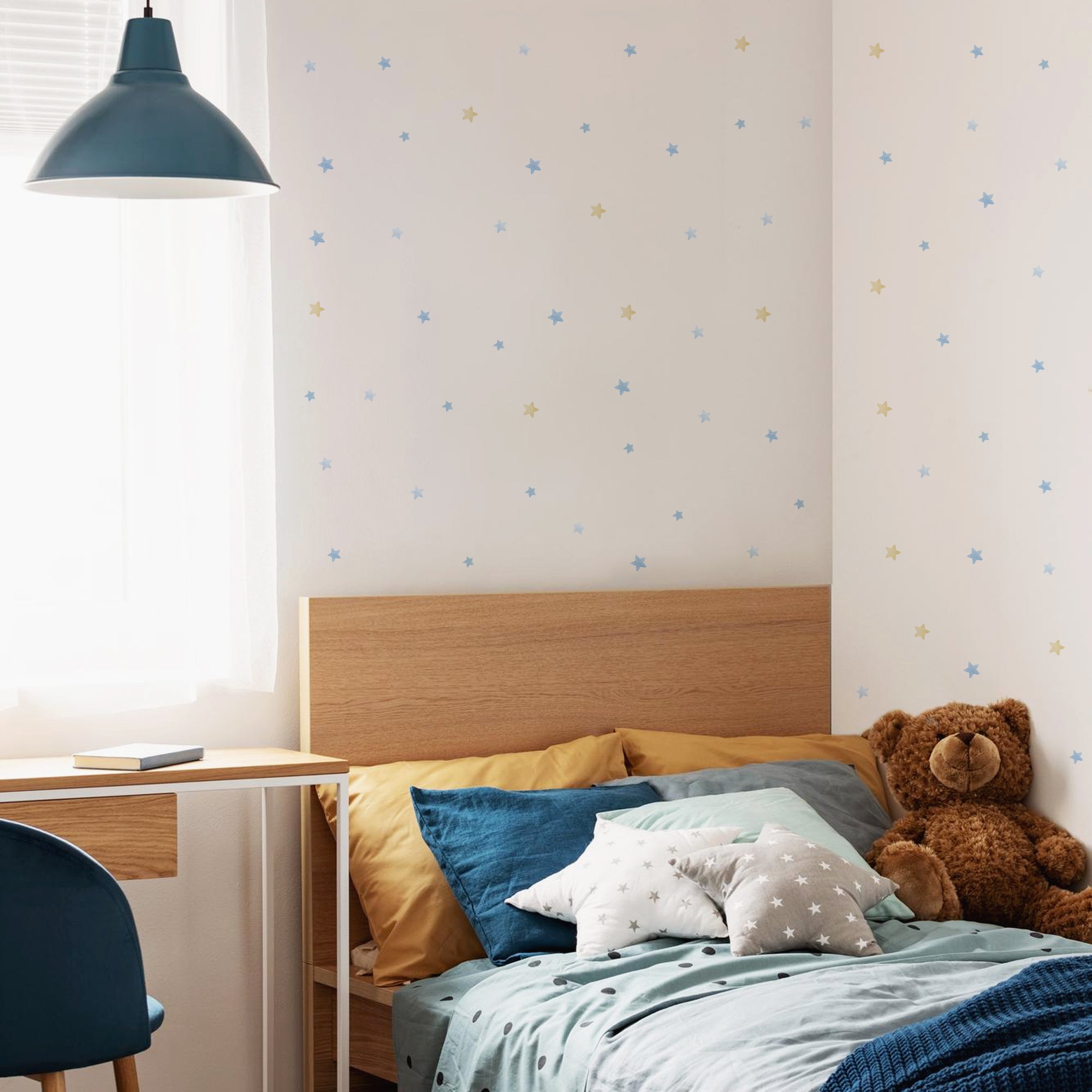 Vinilo decorativo de estrellas con efecto acuarela de color azul sobre pared de dormitorio infantil - Nicolasito.es #color_estrellas acuarela azul