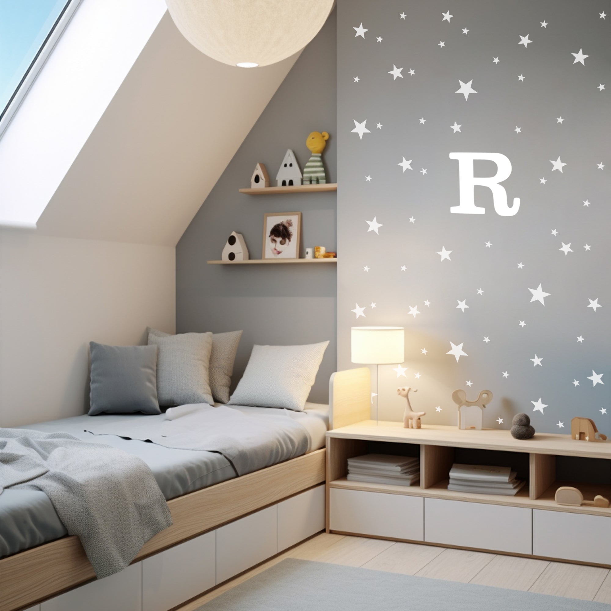 Vinilo decorativo de letra inicial personalizada sobre pared gris decorada con vinilo decorativo estrellas mix en color blanco - Nicolasito.es #color_Blanco
