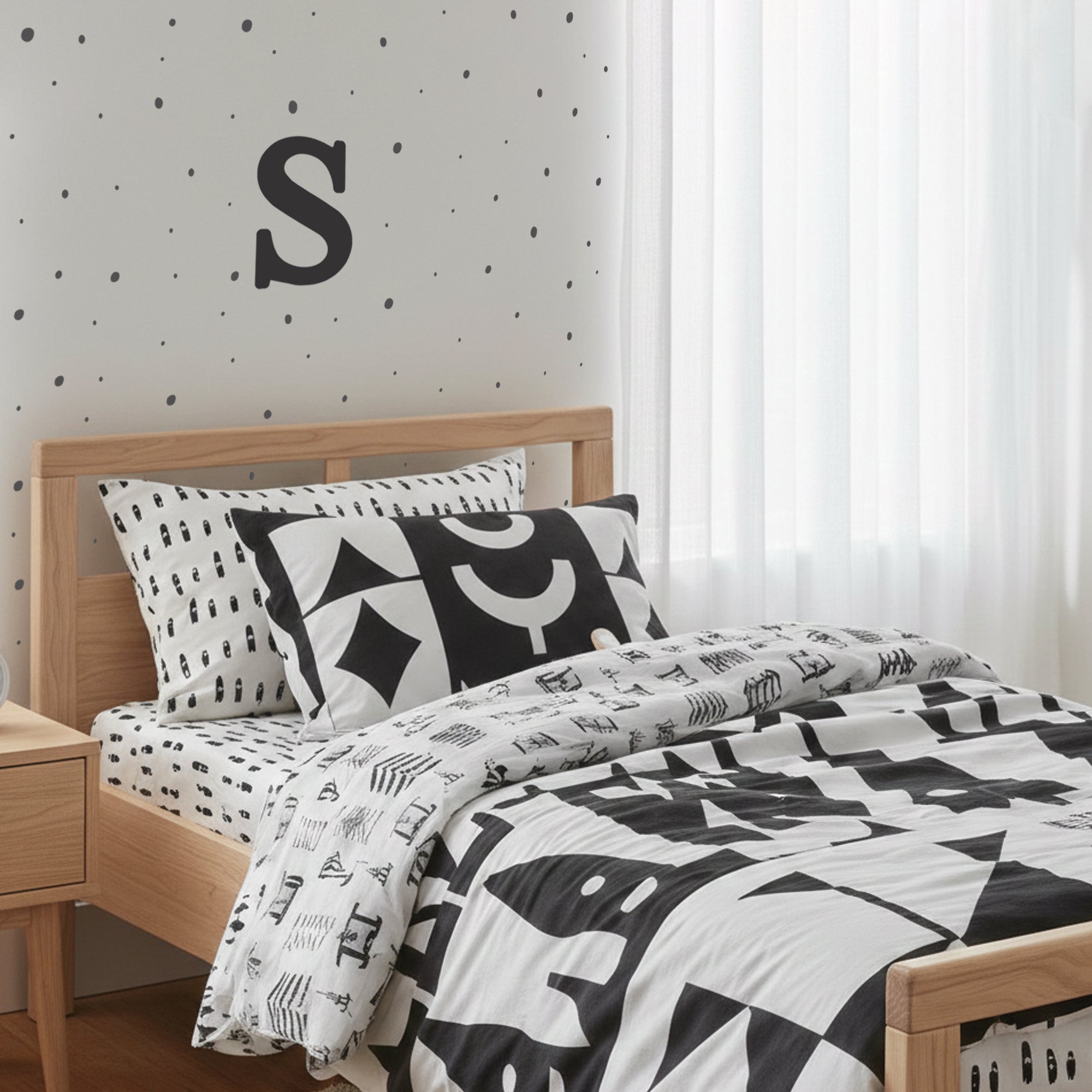 Dormitorio infantil decorado con vinilo de inicial personalizada de color negro y en estilo minimalista y paredes decoradas con vinilo decorativo lunares irregulares en color gris oscuro - Nicolasito.es #color_Negro