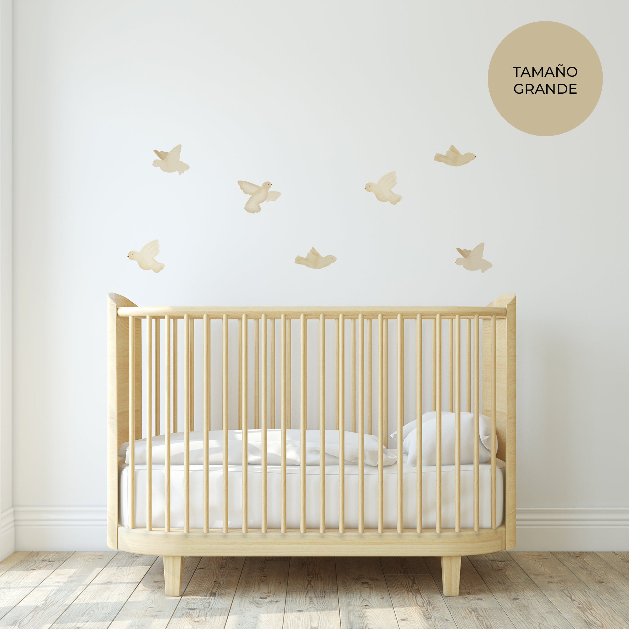 Habitación infantil decorada con vinilos decorativos de pájaros acuarela beige en tamaño grande. Este vinilo decorativo infantil es ideal para habitaciones de bebé y dormitorios infantiles que buscan una estética natural, elegante y atemporal - Nicolasito.es #Tamaño_Grande