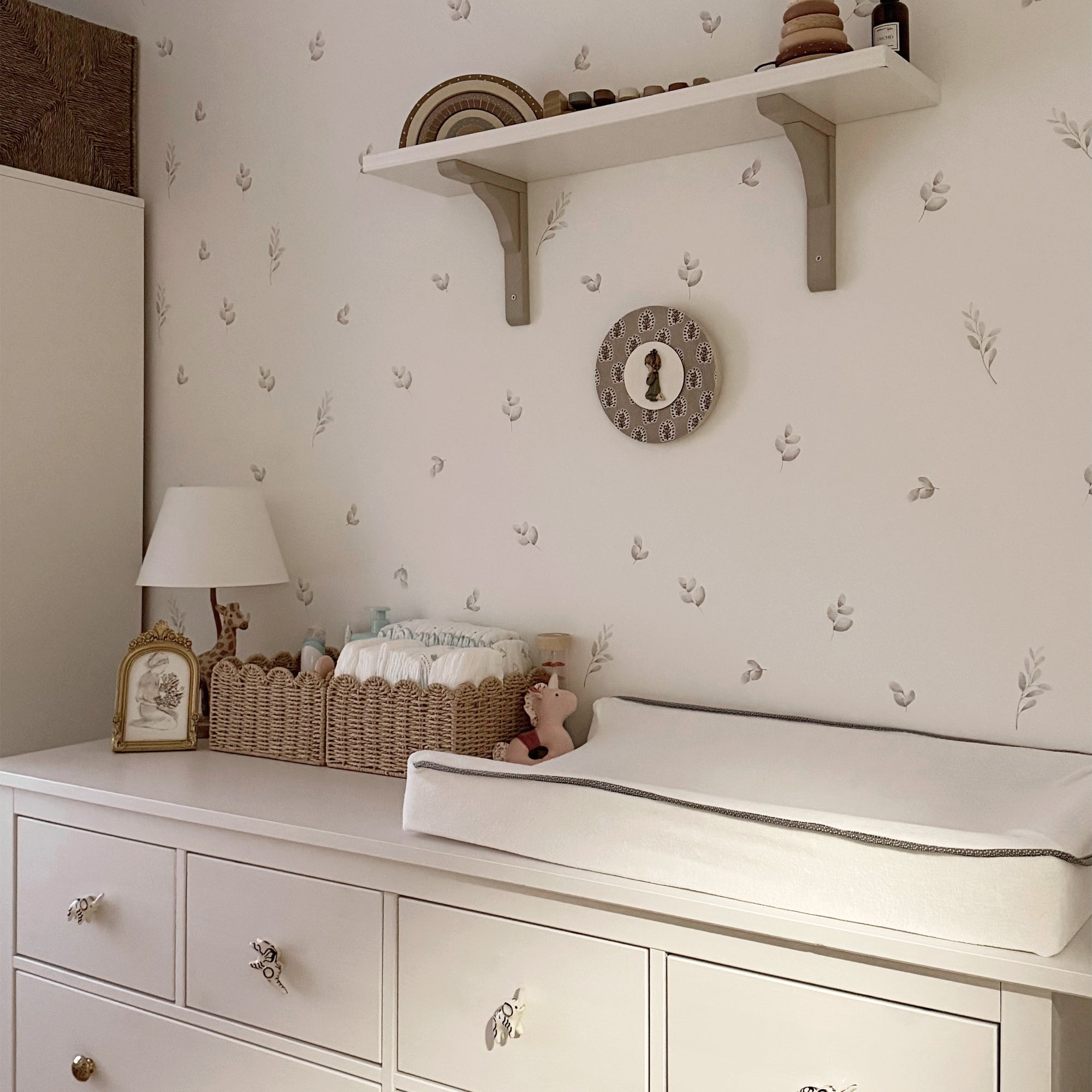 Decoración de pared de dormitorio infantil con vinilos adhesivos de plantas estilo bohemio en tonos verdes y grises - Nicolasito.es #tamaño_Pequeño