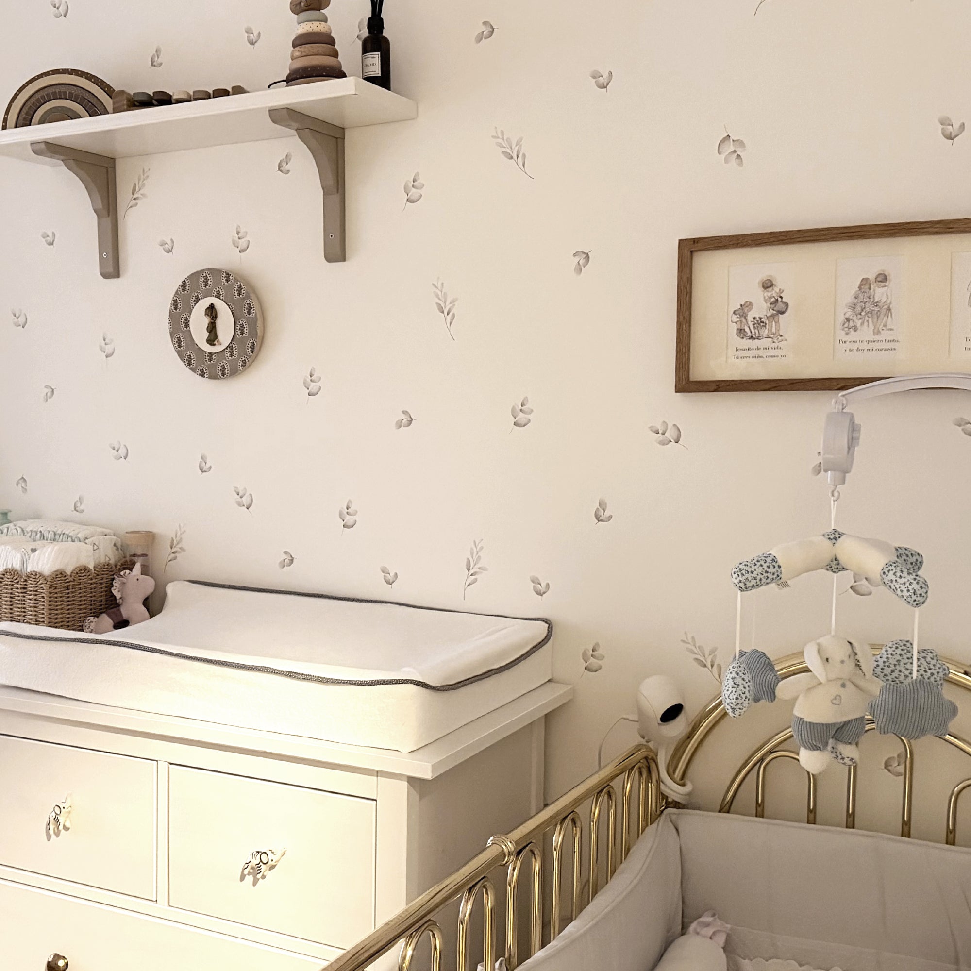 Vinilo decorativo de plantas estilo bohemio aplicado en pared de dormitorio de bebé con tonos suaves - Nicolasito.es #tamaño_Pequeño