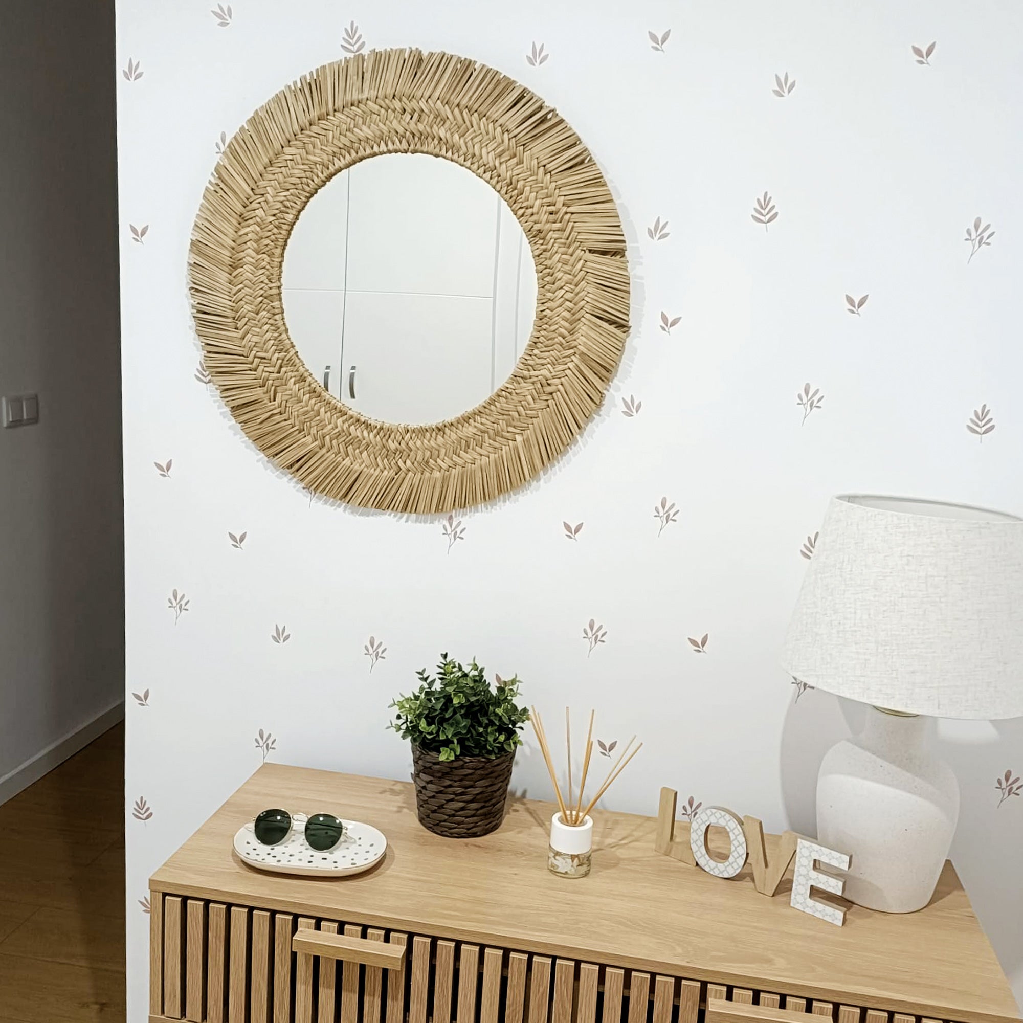 Plano detalle de un recibidor de casa decorada con Plantas mini acuarela en tonos marrón y con detalles en madera. Decoración fácil y sencilla con vinilos decorativos estilo botánico de plantas. Nicolasito.es #color_plantas-acuarela-marron