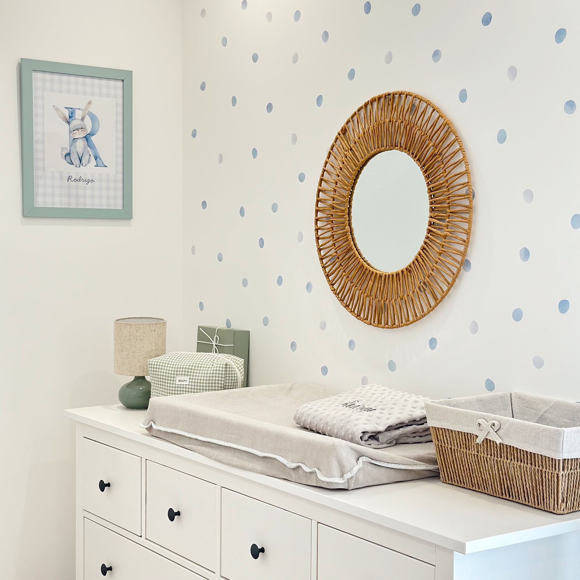 Decoración de dormitorio de bebé con vinilo decorativo de topitos acuarela en tonos azules, aplicado sobre pared blanca, creando un ambiente infantil suave y acogedor - Nicolasito.es  #color_topitos-azules