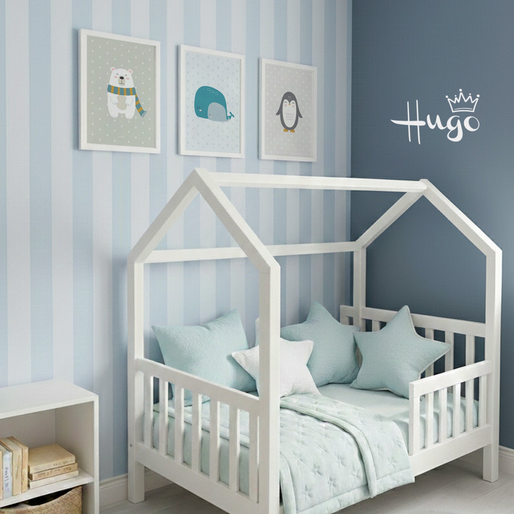 Vinilo personalizado con nombre y corona en color blanco aplicado en pared azul de dormitorio de bebé, creando una decoración infantil estilo nórdico - Nicolasito.es #color_Blanco