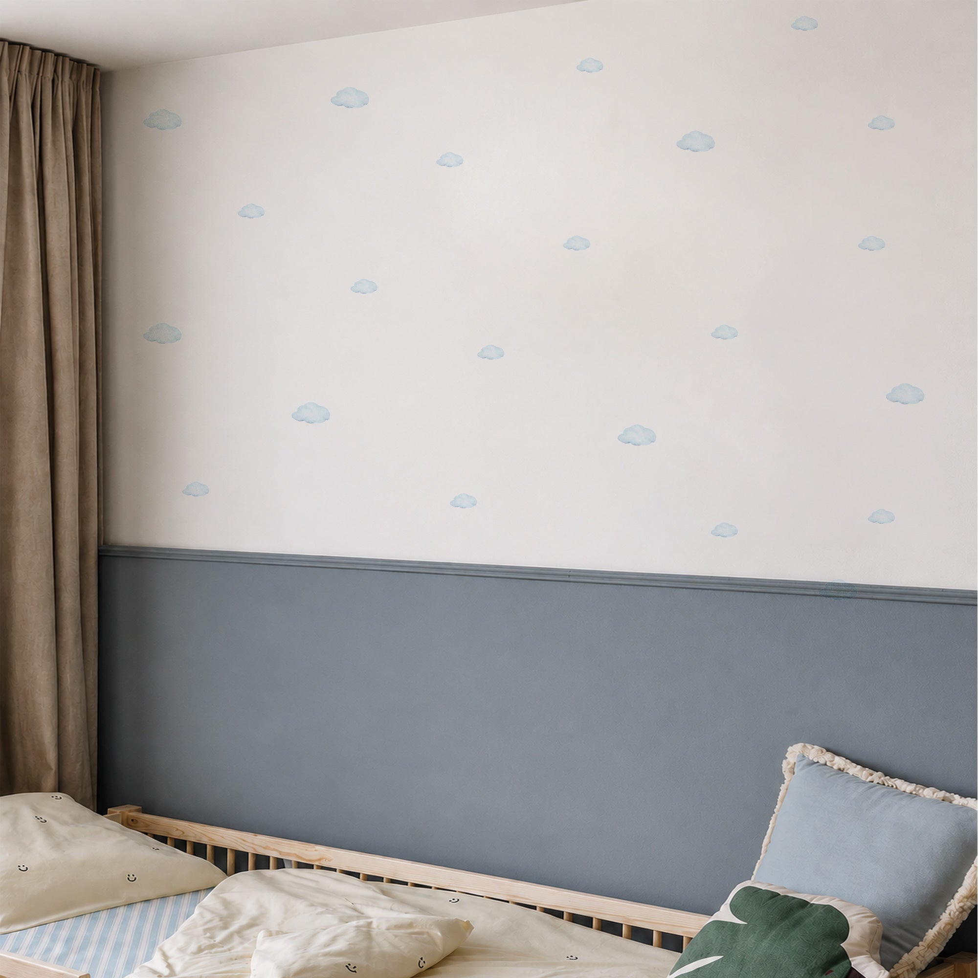 Vinilo decorativo en forma de nubes con efecto acuarela azules en pared de dormitorio infantil - Nicolasito.es