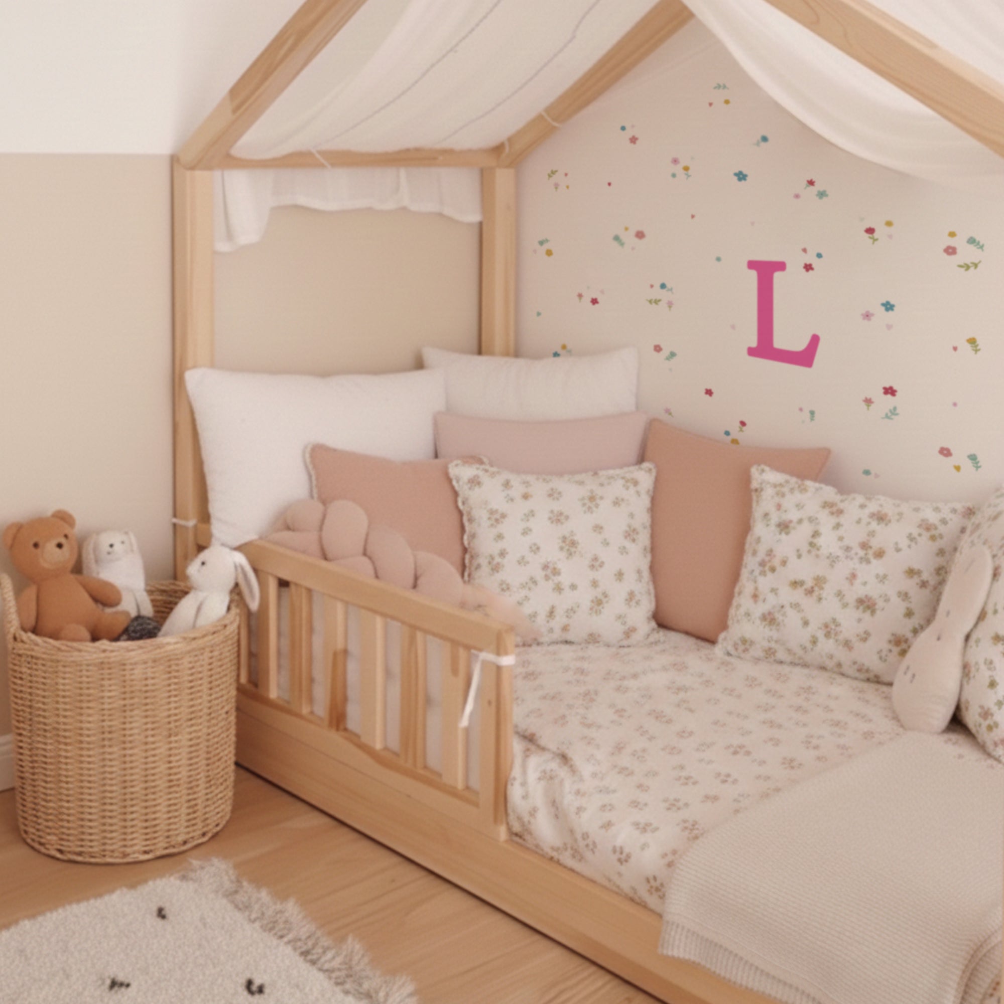 Decoración de dormitorio infantil con vinilo de inicial personalizada en color fucsia y vinilo decorativo de pared con motivos florales - Nicolasito.es #color_Fucsia