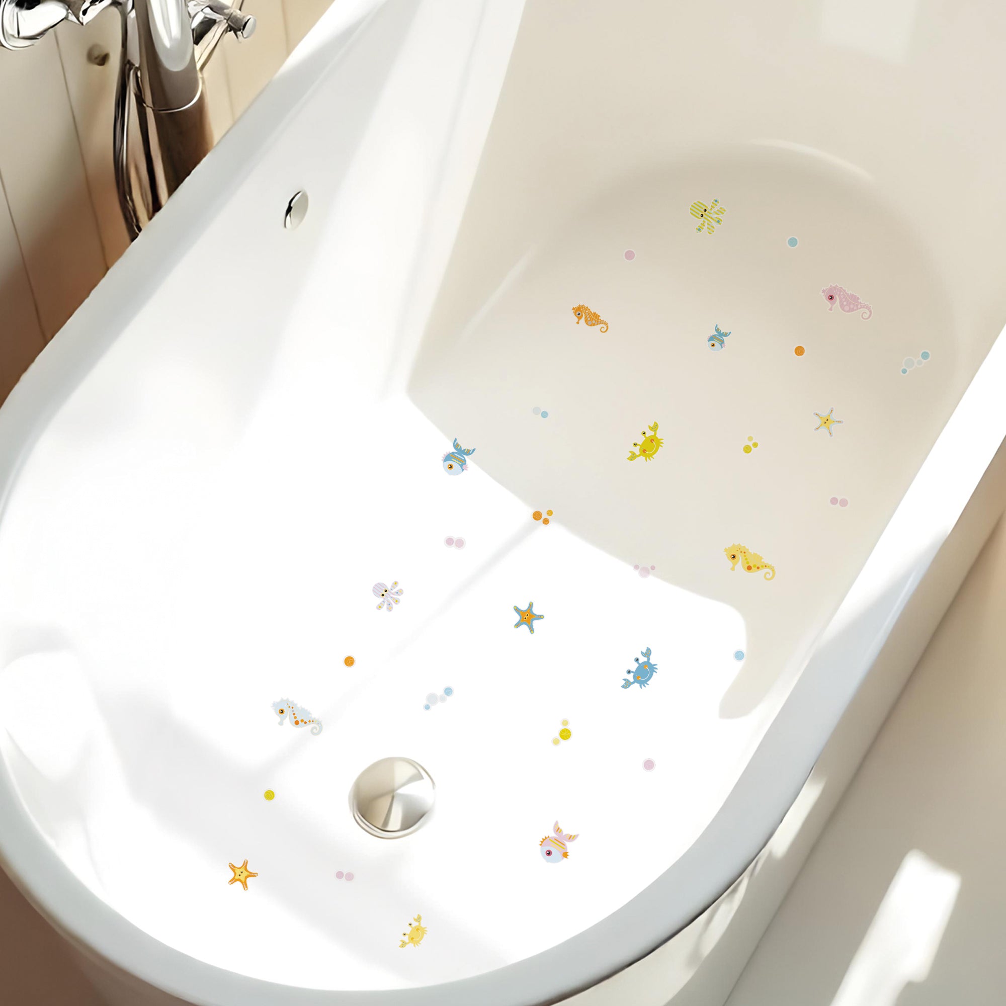 Set de 15 pegatinas antideslizantes infantiles en forma de animaltiso del mar y burbujitas colocadas sobre una bañera blanca y minimalista creando un ambiente divertido y seguro durante el baño - Nicolasito.es