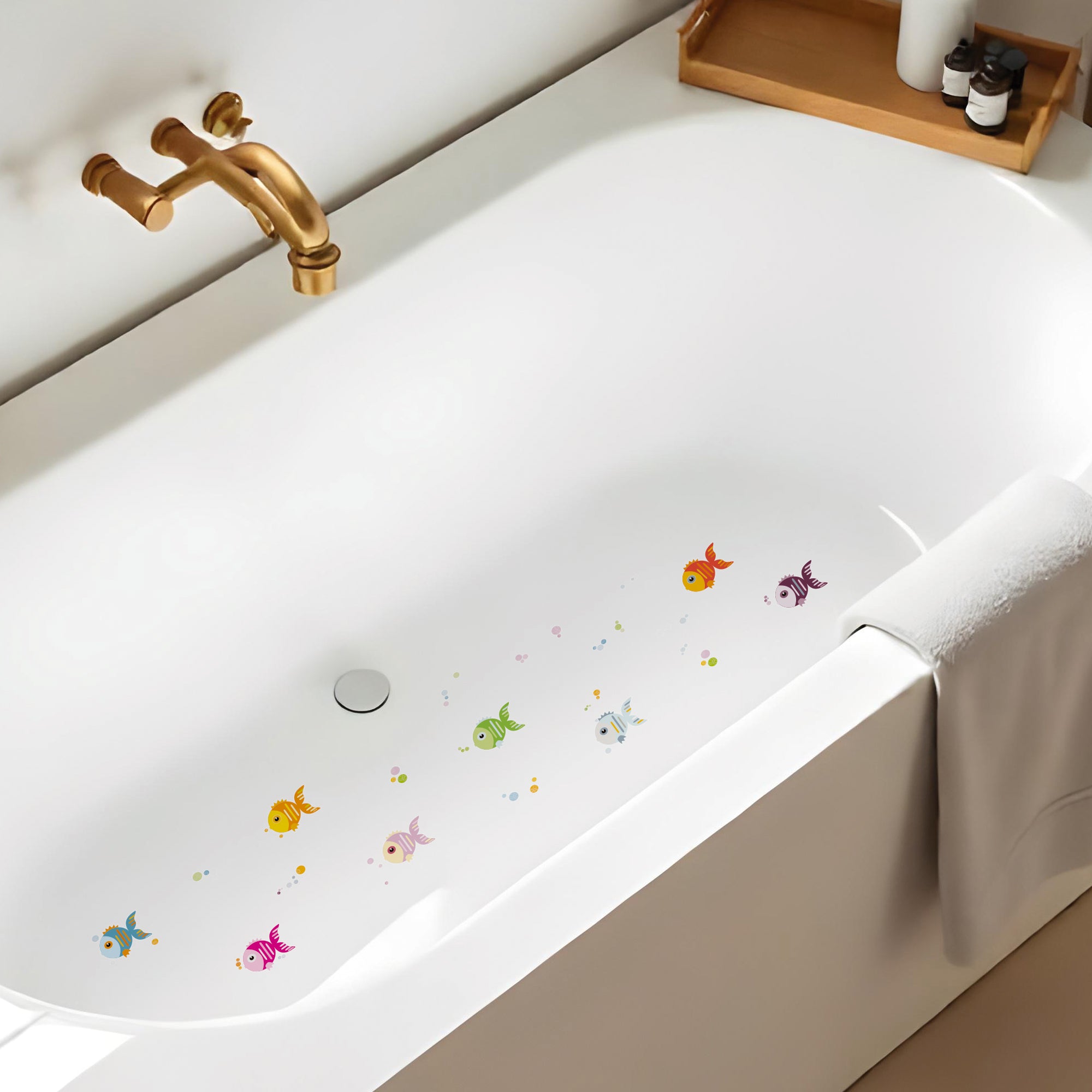 Vista detallada de bañera blanca minimalista con 8 pegatinas antideslizantes infantiles en forma de peces de colores y burbujas para evitar resbalones en el baño creando un ambiente seguro - Nicolasito.es