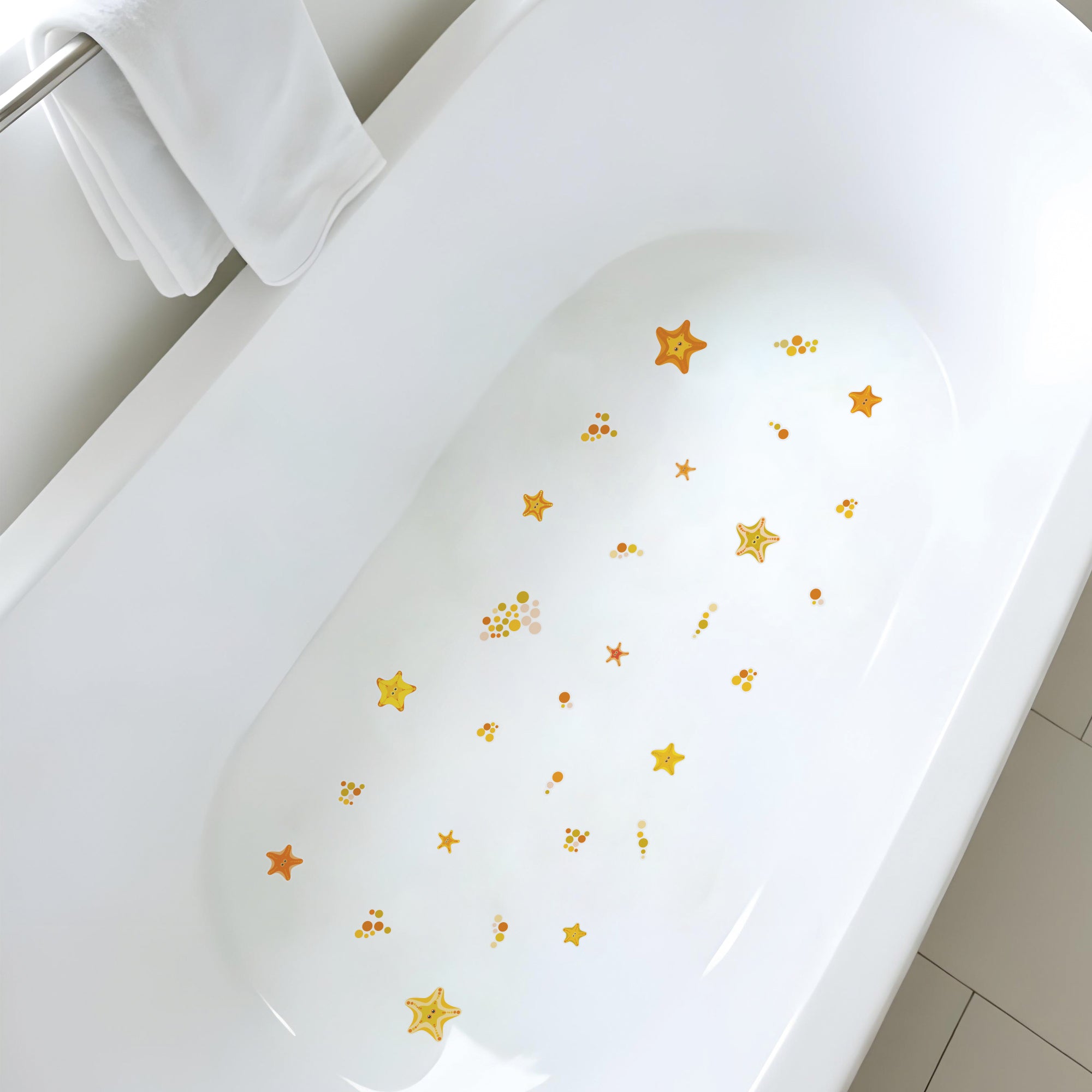 Set de 12 vinilos antideslizantes infantiles en forma de estrellas de mar de color naranja colocadas sobre una bañera de color blanco y creando un ambiente seguro durante el baño  - Nicolasito.es #color_Naranja