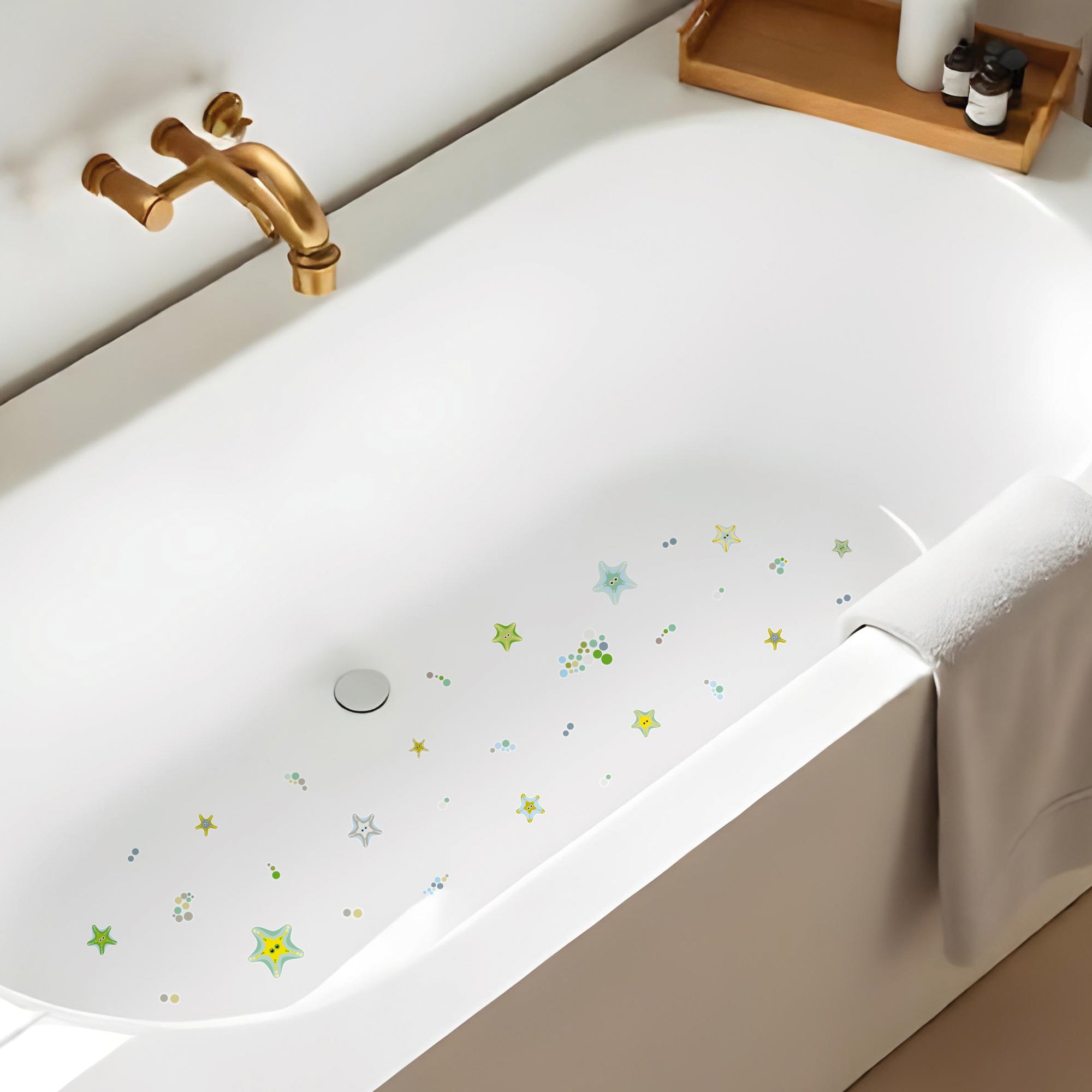 Set de 12 vinilos antideslizantes infantiles en forma de estrellas de mar de color naranja colocadas sobre una bañera de color blanco y creando un ambiente seguro durante el baño - Nicolasito.es #color_Verde
